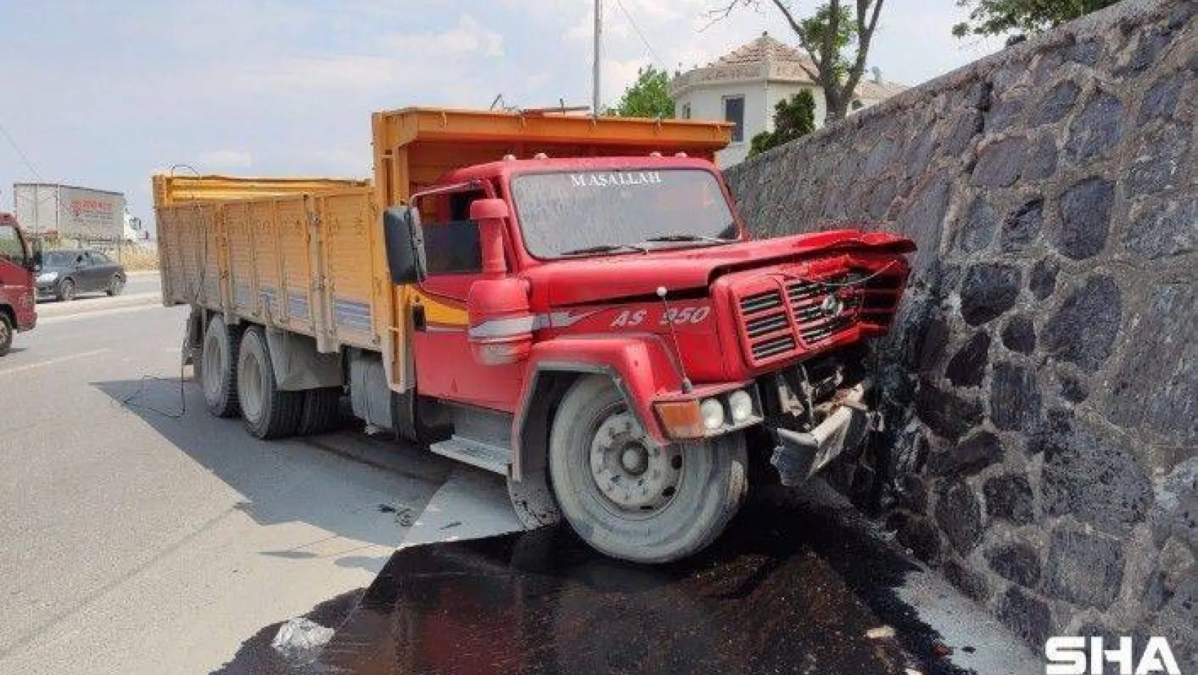 Sultangazi'de freni patlayan kamyon refüjü aşıp istinat duvarına çarptı