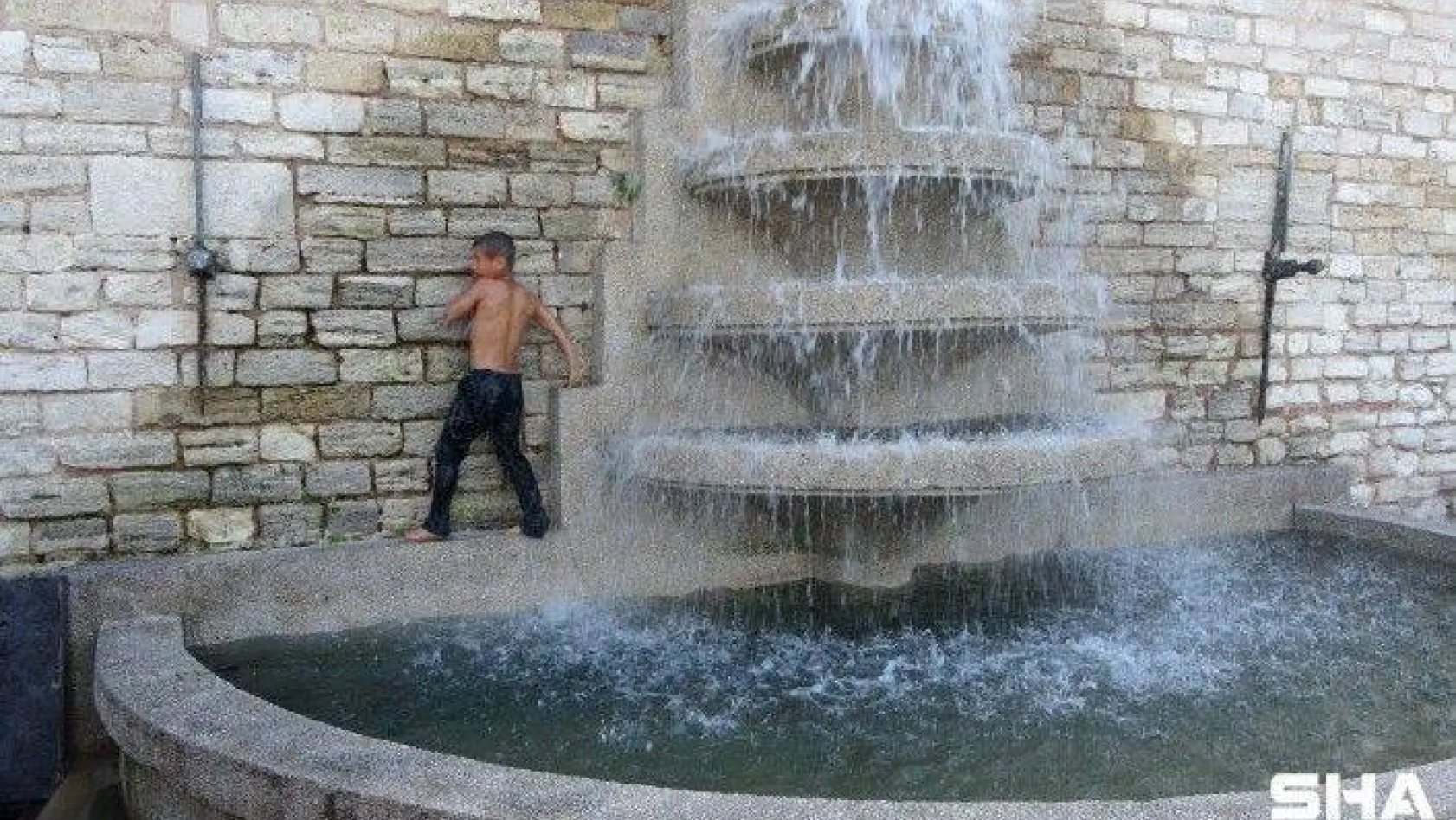 Taksim'de çocukların süs havuzunda tehlikeli oyunu