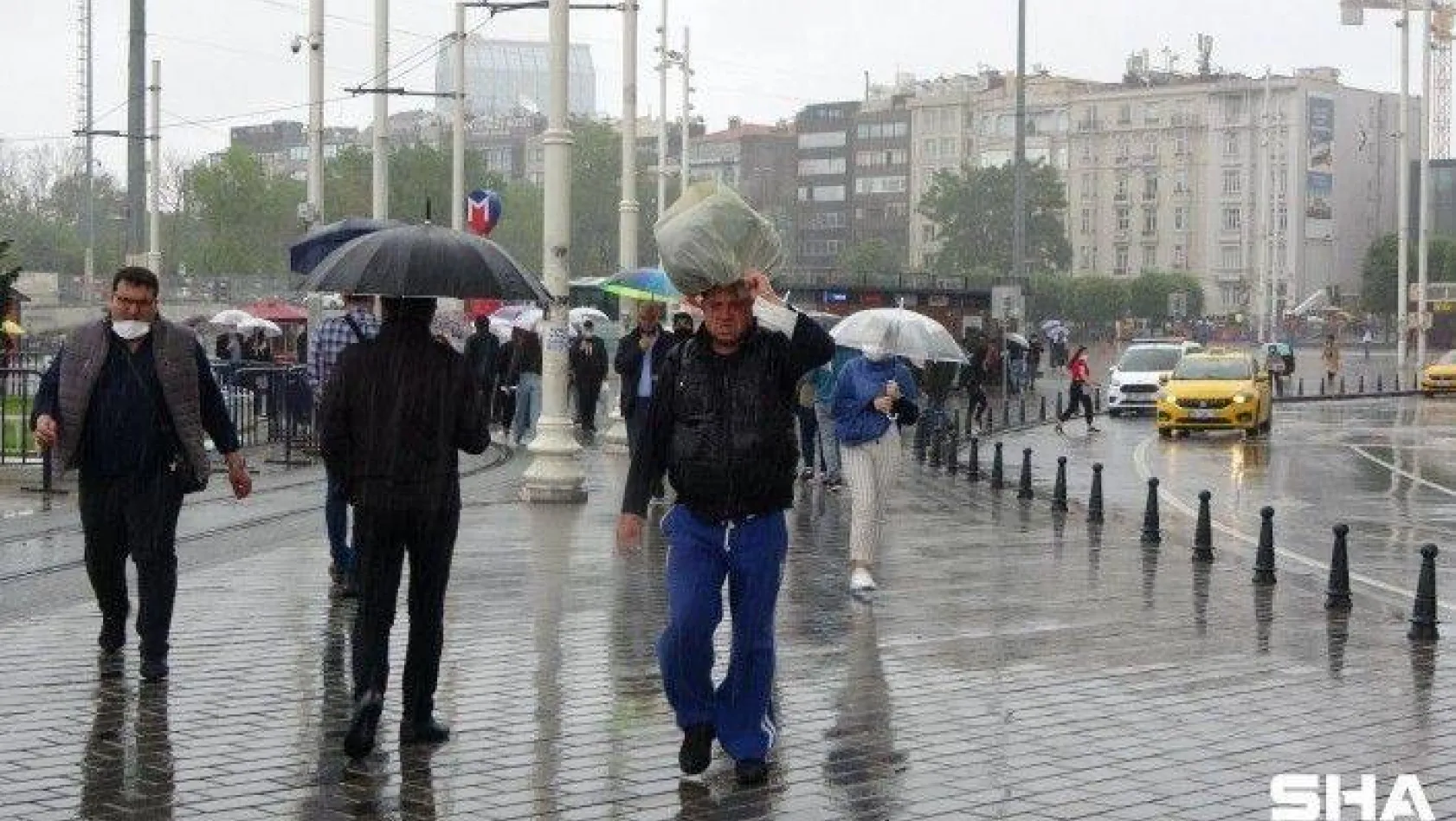 Taksim'de etkili olan sağanak yağmur ve rüzgar vatandaşlara zor anlar yaşattı