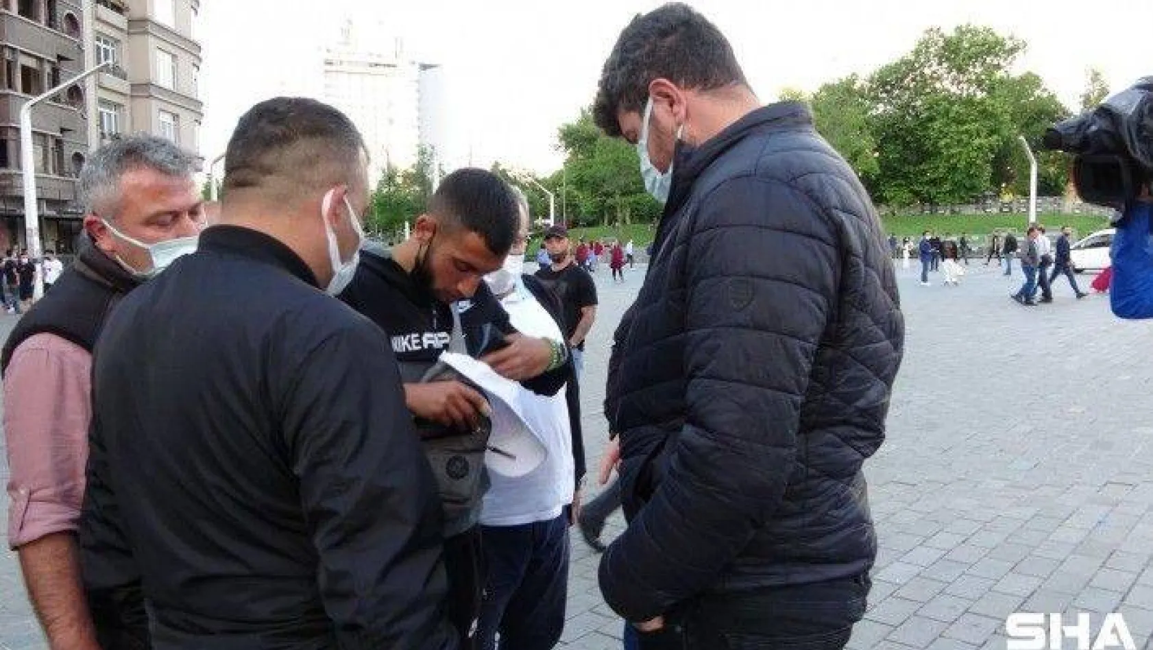 Taksim'de fahiş fiyatla parfüm satanları polis ve zabıta ekipleri yakaladı