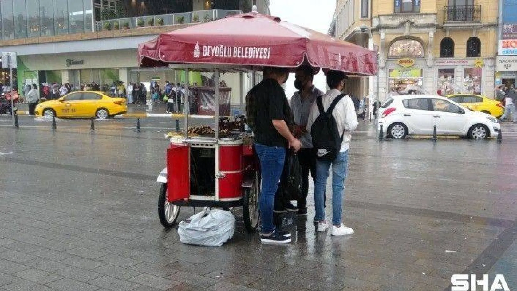 Taksim'de sağanak yağış vatandaşlara zor anlar yaşattı