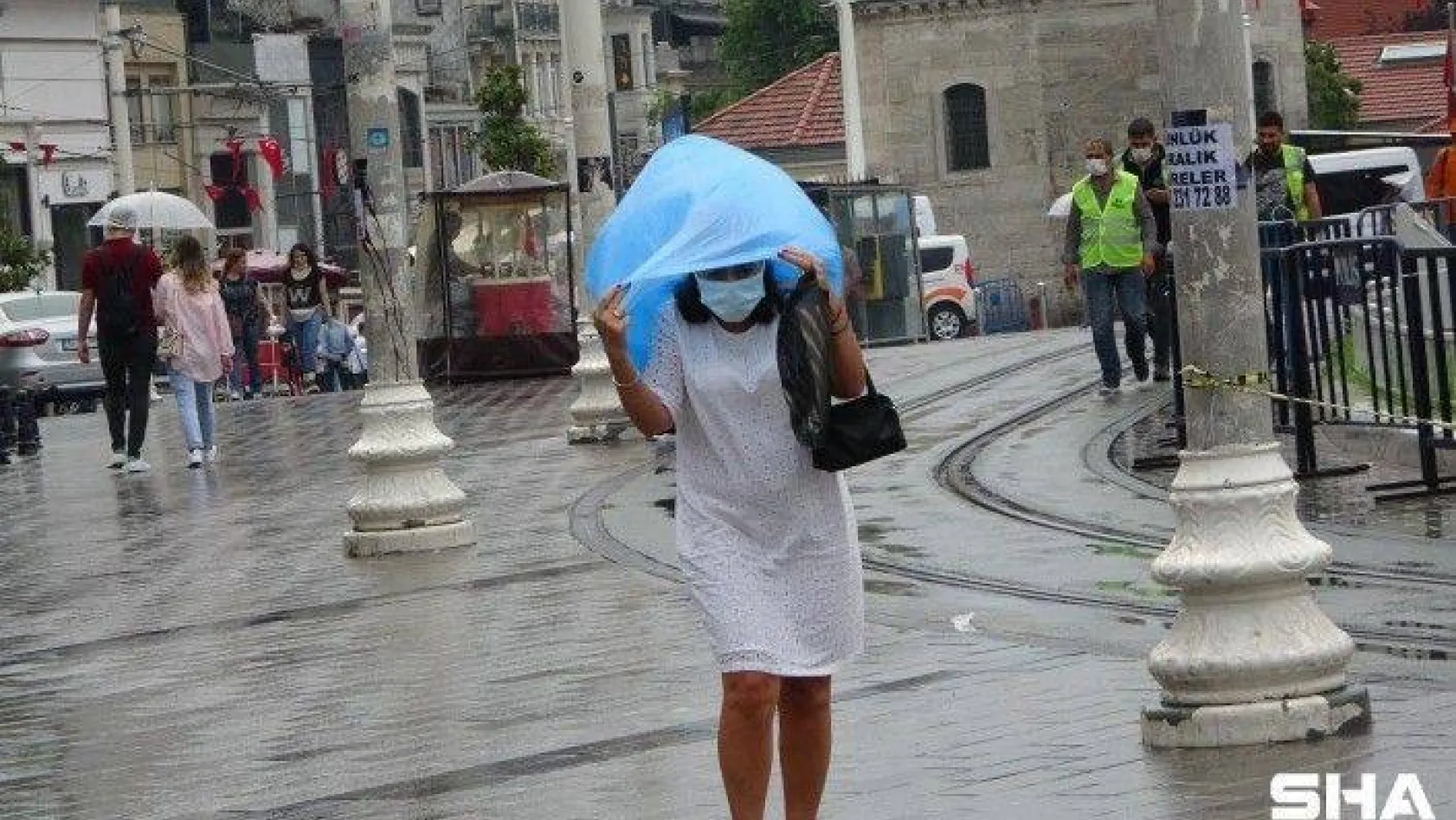 Taksim'de sağanak yağışa vatandaşlar hazırlıksız yakalandı