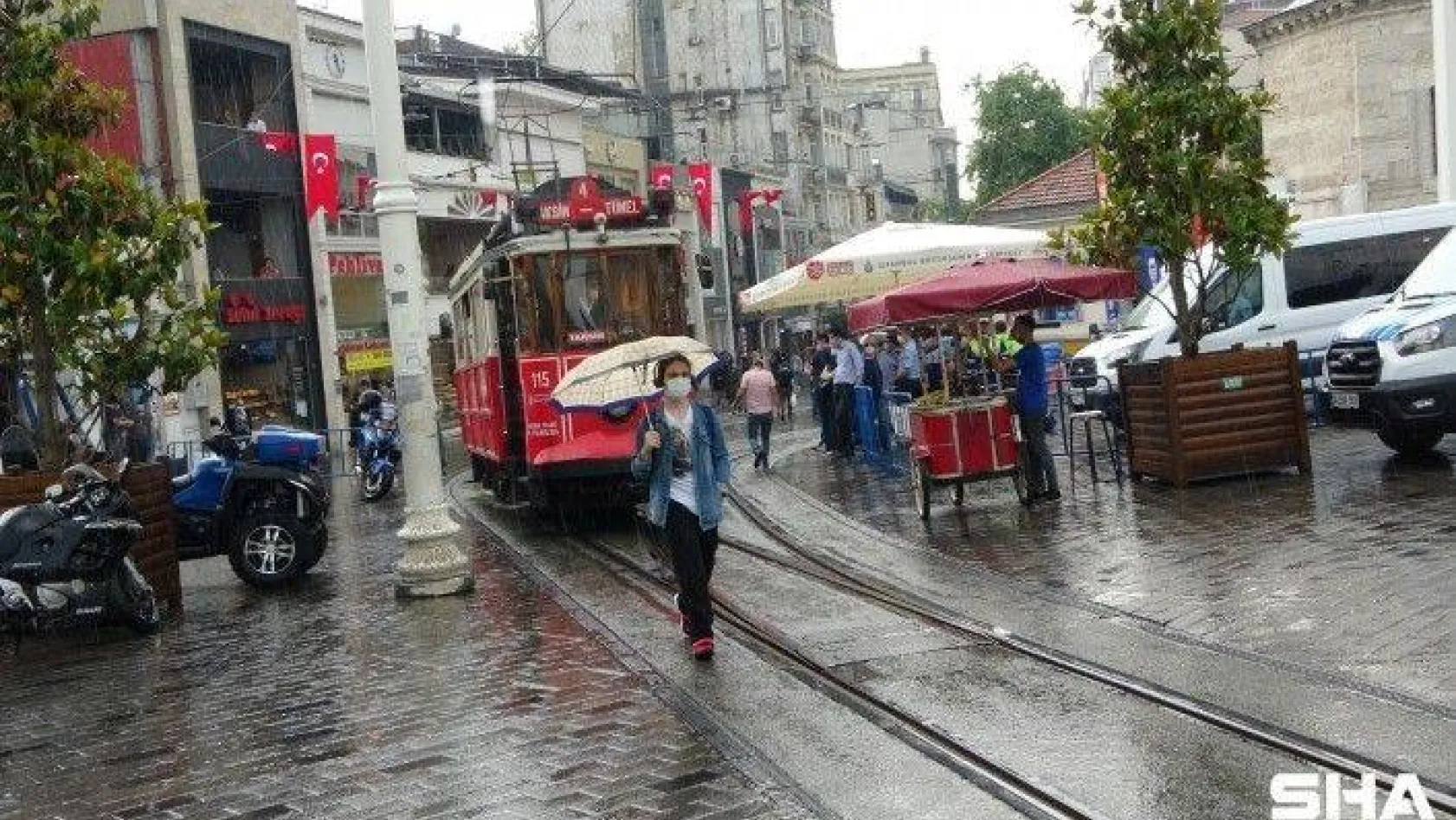 Taksim'de yağmur zor anlar yaşattı
