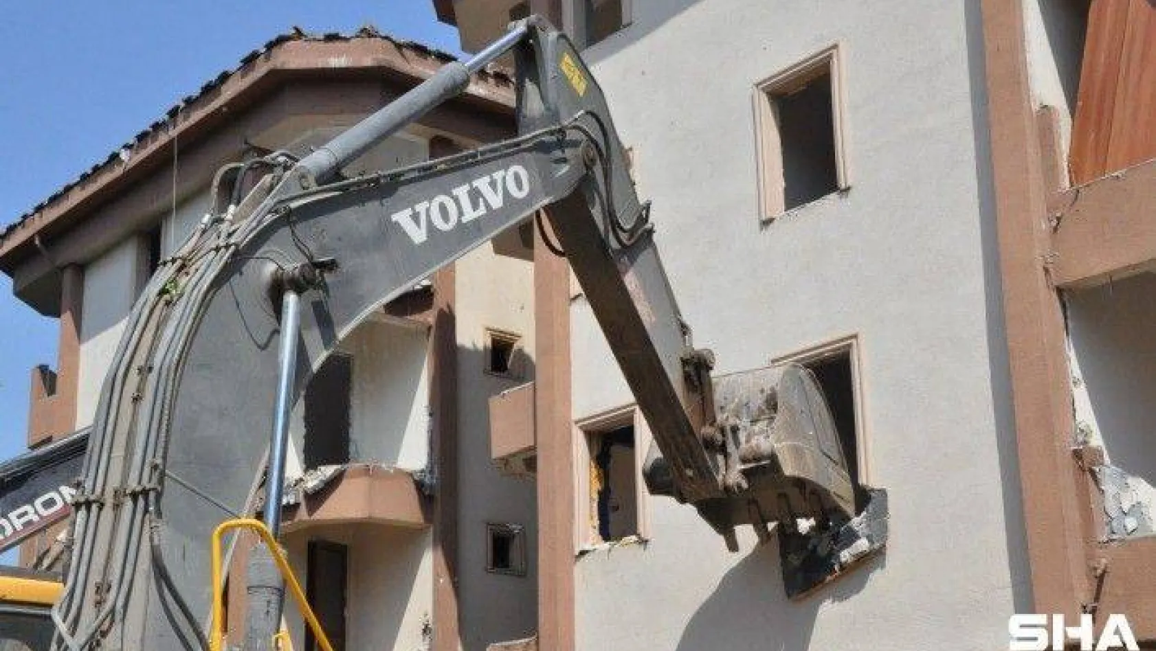 Tuzla'da deprem riski taşıyan binalar yıkılıyor