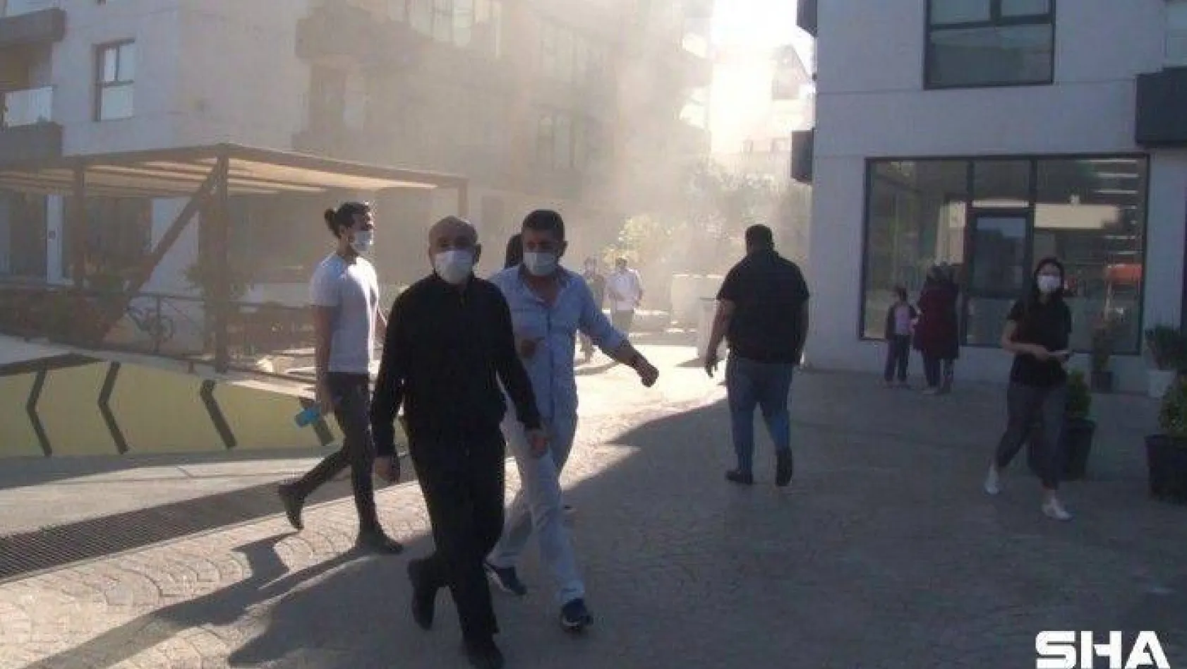 Ümraniye'de sitede yangın çıktı, vatandaşlar tahliye edildi