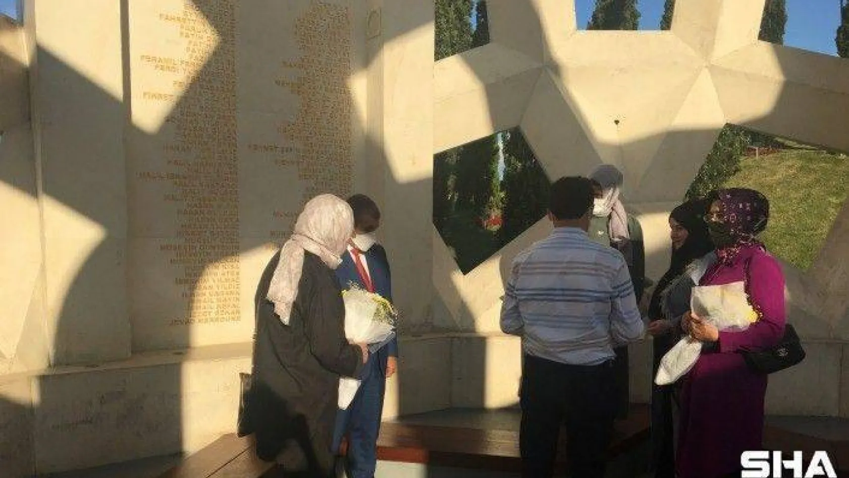15 Temmuz Şehitler Anıtı'nda dua edilip, şehit ailelerine çiçek verildi