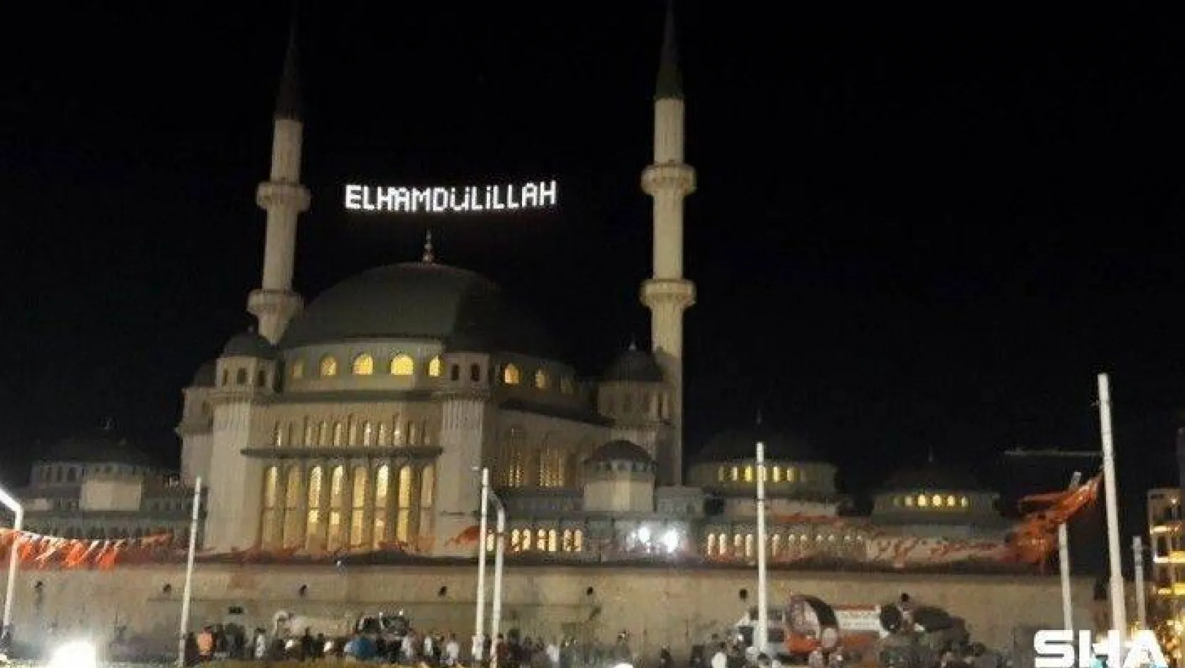 15 Temmuz'un yıldönümü dolayısıyla İstanbul'da camilerde sela okundu