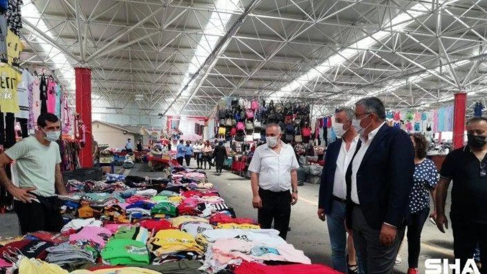Ataşehir'de kapalı pazar yeri hizmete açıldı