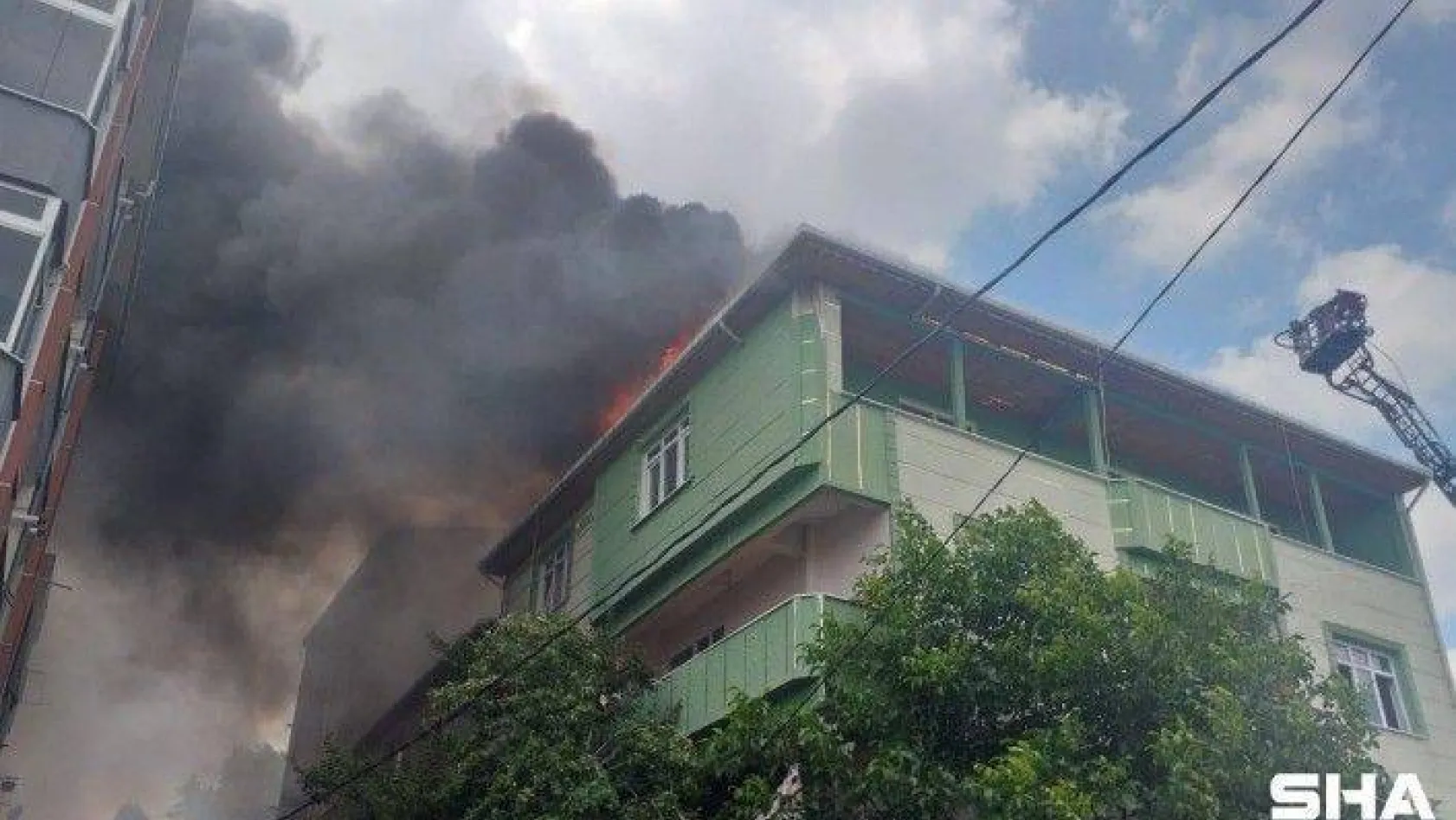 Avcılar'da binanın çatısı alevlere teslim oldu: 5 kişi dumandan etkilendi