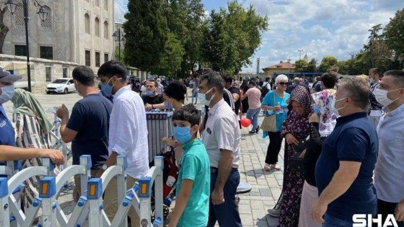 Ayasofya-i Kebir Camisi'nin ibadete açılmasının yıl dönümünde ziyaretçi akını