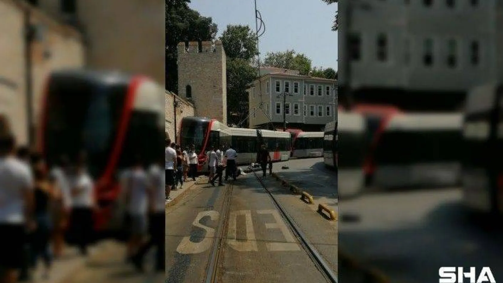 Bağcılar-Eminönü seferini yapan tramvay, Gülhane Parkı yakınlarında raydan çıkarak elektrik direğine çarptı. Elektrik direği yola devrilirken olay yerine polis ve sağlık ekipleri sevk edildi.