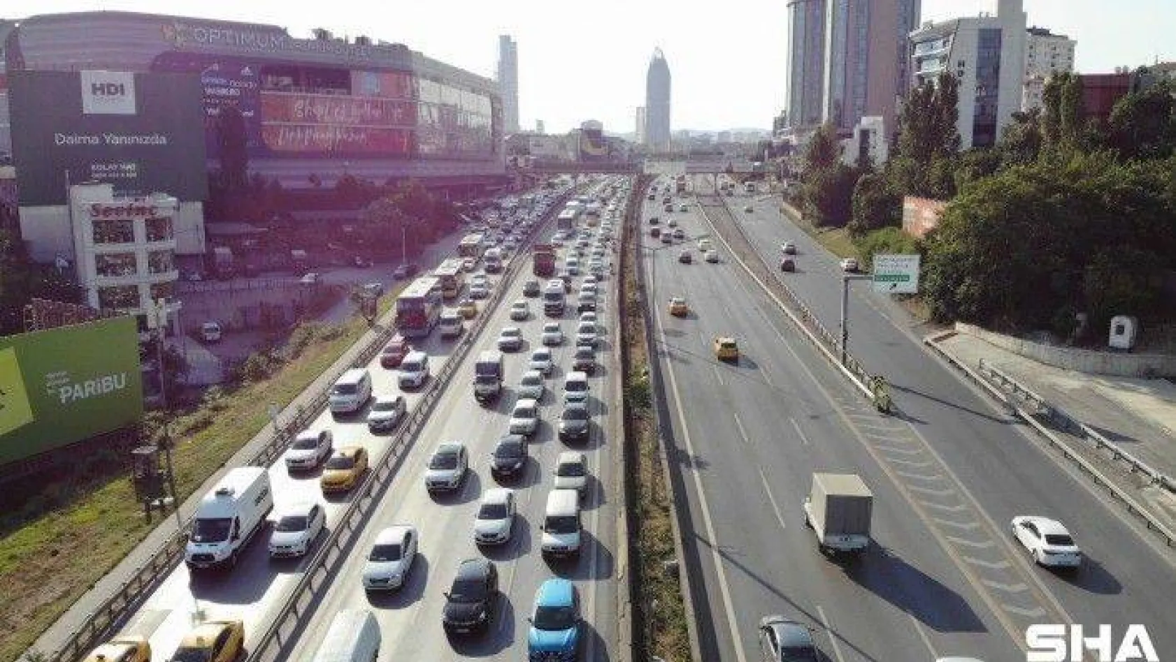 Bayram tatilinin sonlanmasıyla İstanbul'da oluşan trafik yoğunluğu havadan görüntülendi