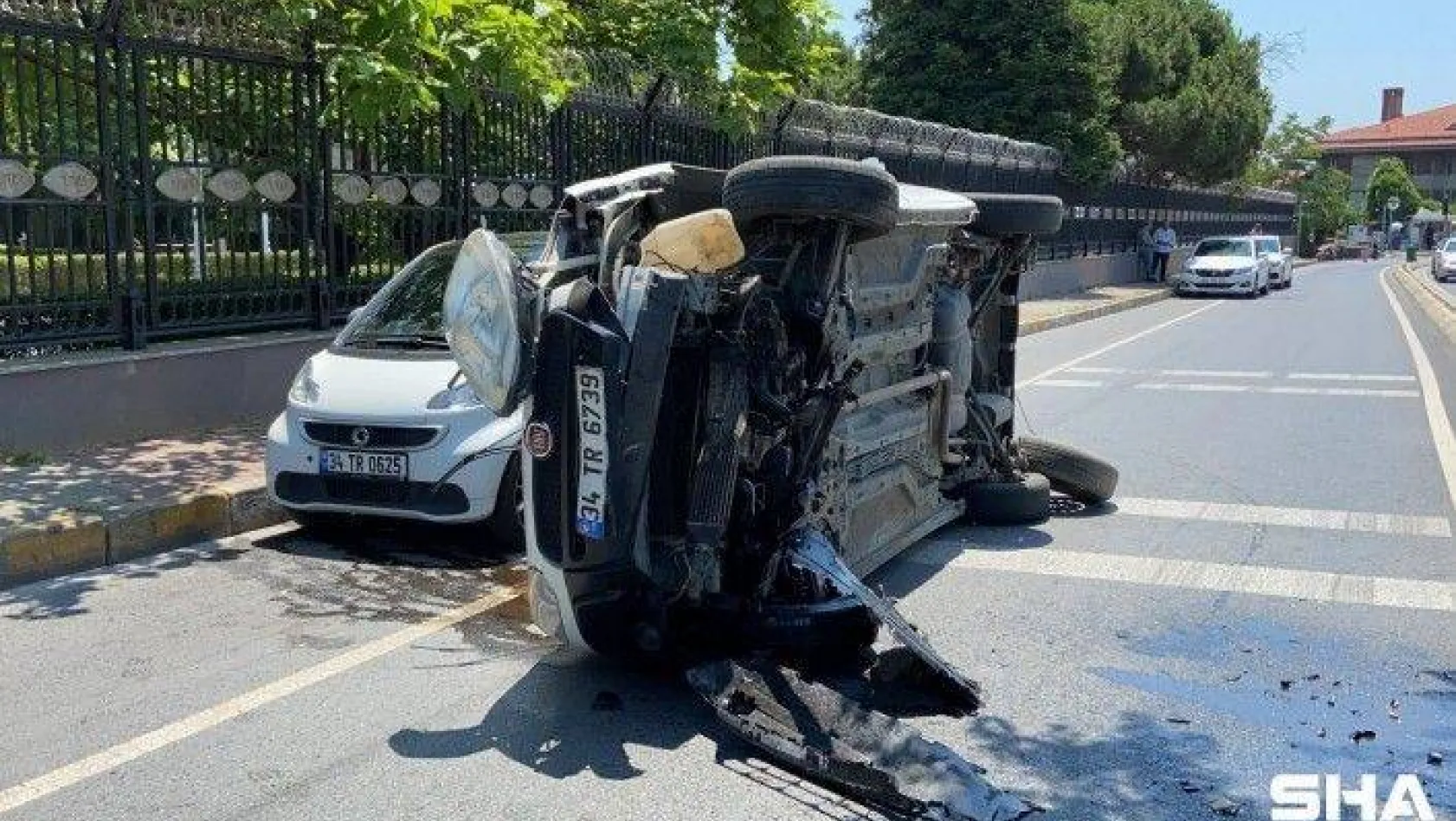 Beşiktaş'ta refüje çarpan otomobil yan yattı, sürücü yaralandı
