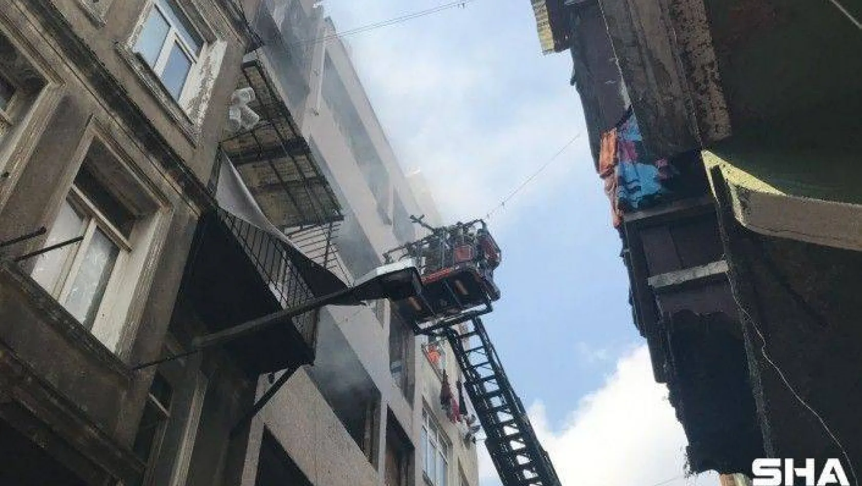Beyoğlu'nda 5 katlı metruk binada yangın