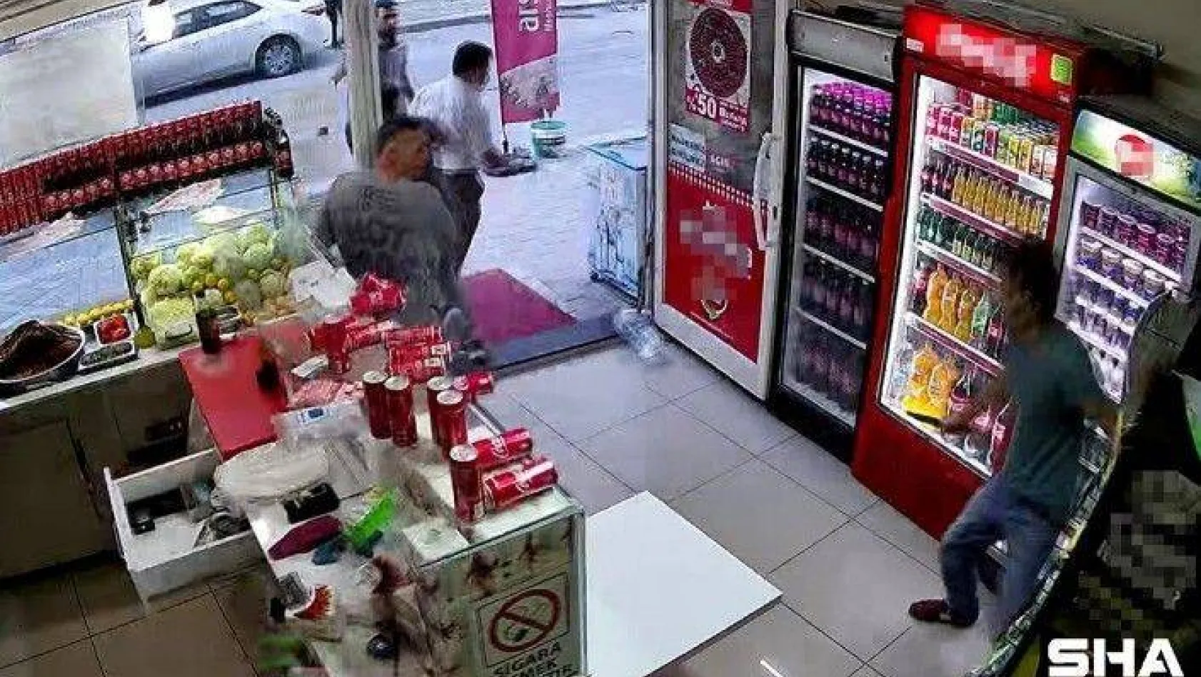 Bıçaklı saldırıya uğrayan bir kişi çiğköfteci dükkanına kaçarak canını son anda kurtardı