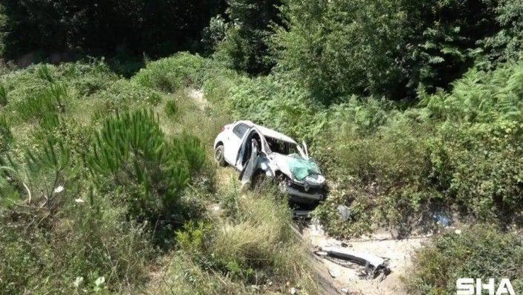 Çekmeköy'de tekeri patlayan otomobile çarpan araç şarampole yuvarlandı: 2 yaralı