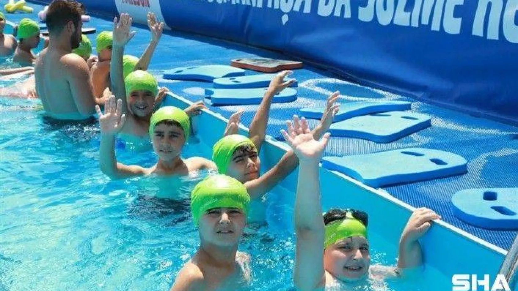 Gaziosmanpaşalı çocukların havuz keyfi