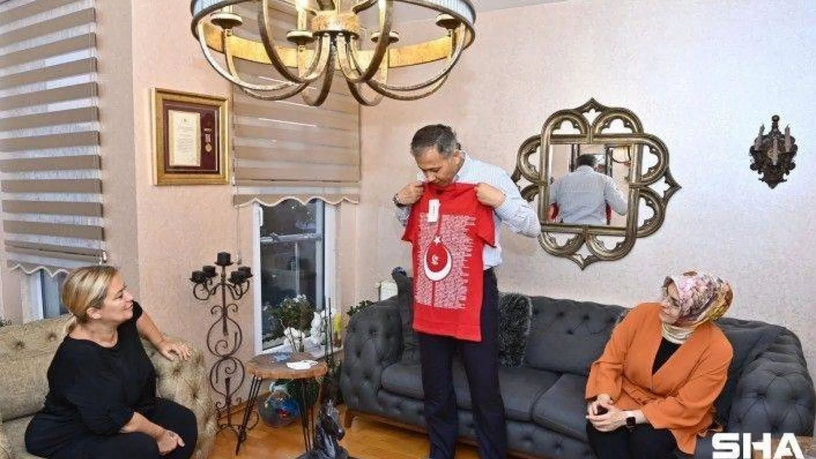 İstanbul Valisi Ali Yerlikaya, 15 Temmuz şehidi Batuhan Ergin'in ailesini ziyaret etti