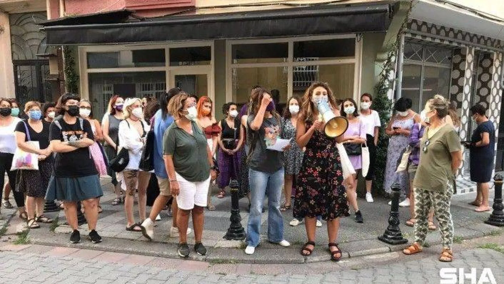 Kadıköy'de 17 yaşında kız çocuğuna iğrenç tacize kadınlardan protesto