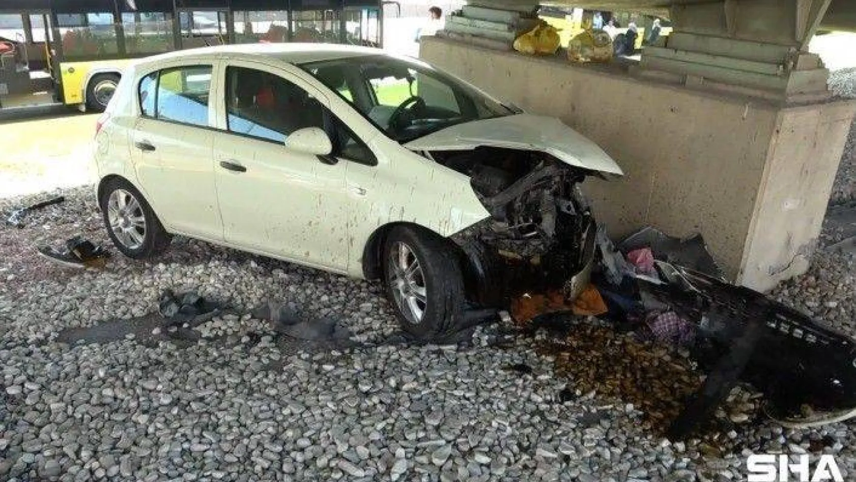 Kadıköy'de aracın çarptığı otomobil köprü duvarına çarptı: 1 yaralı