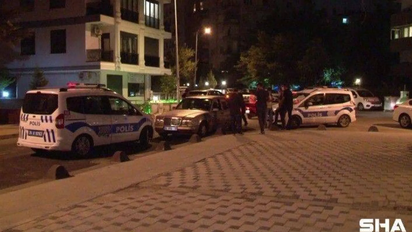 Kadıköy'de iki araç kundaklandı