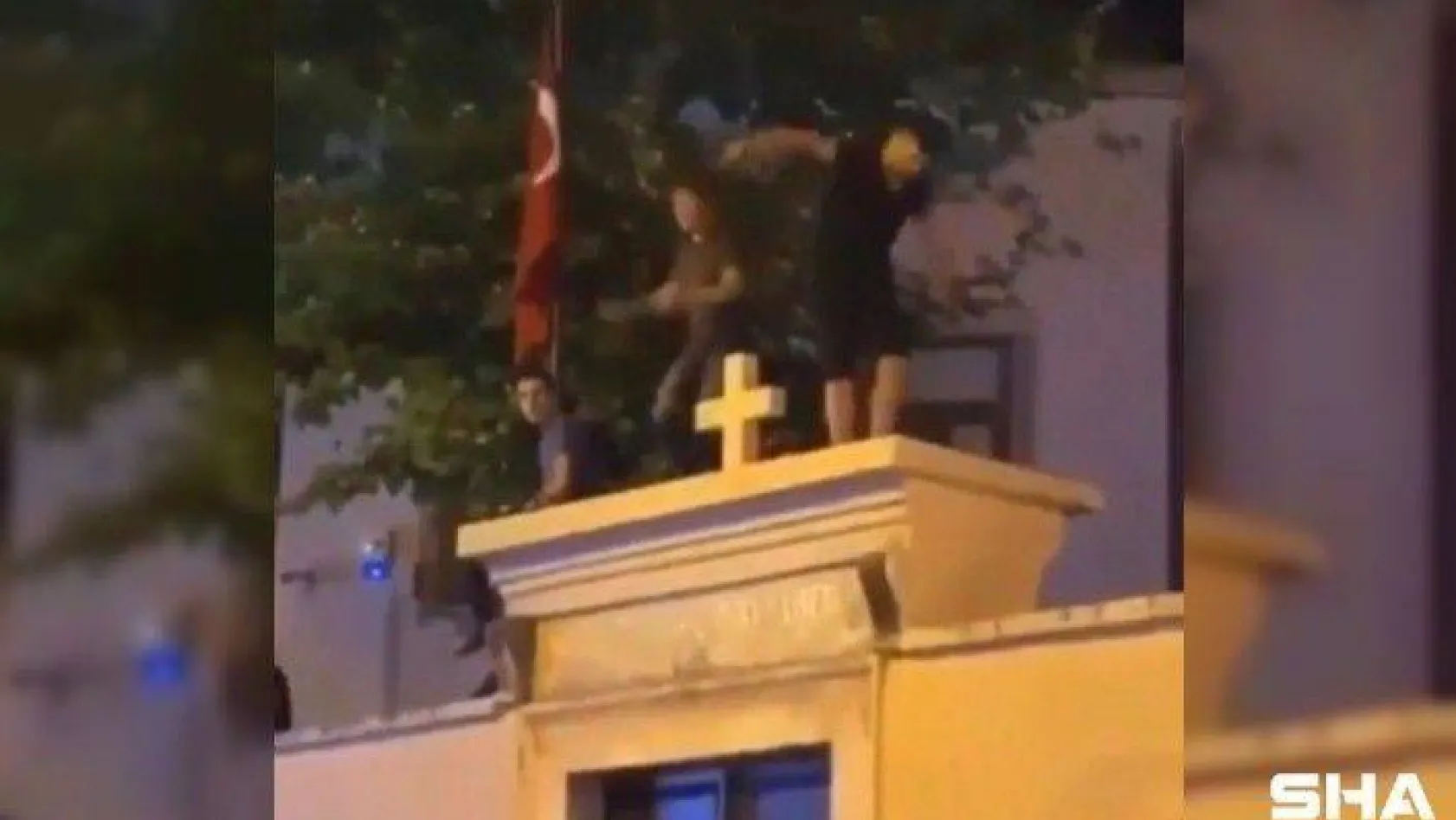 Kadıköy'de kilise duvarında dans eden 3 şüpheli gözaltına alındı
