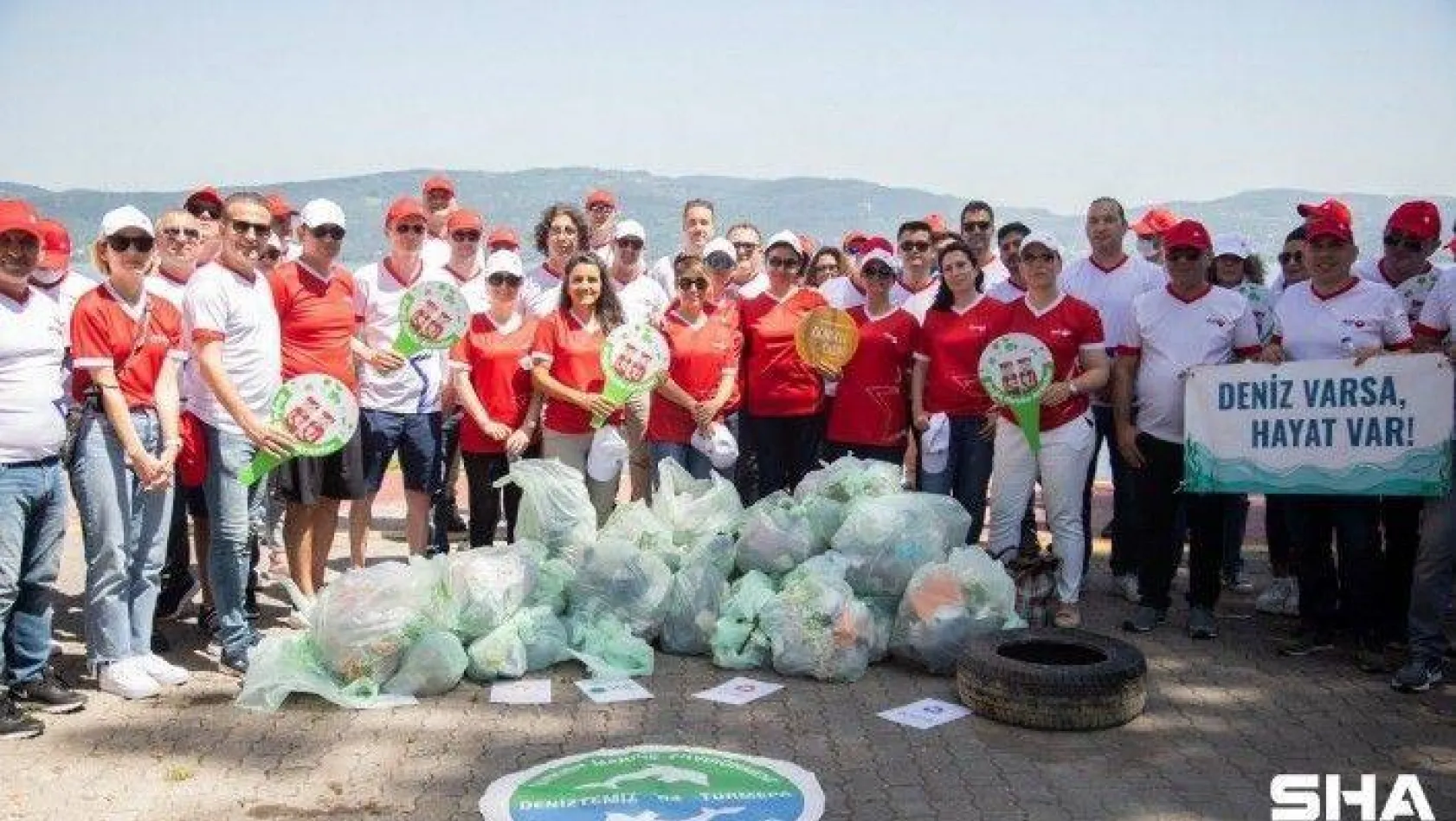 Kargo firması çalışanları Sapanca Gölü kıyılarını temizledi
