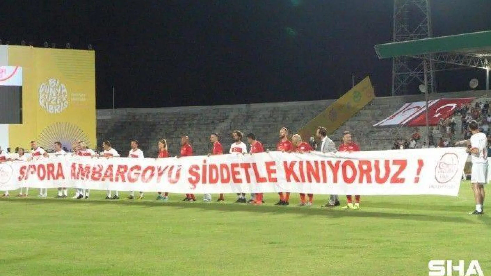 Kıbrıs'ta şöhretler maçında dünyaya mesaj: &quotSporda ambargoya hayır"