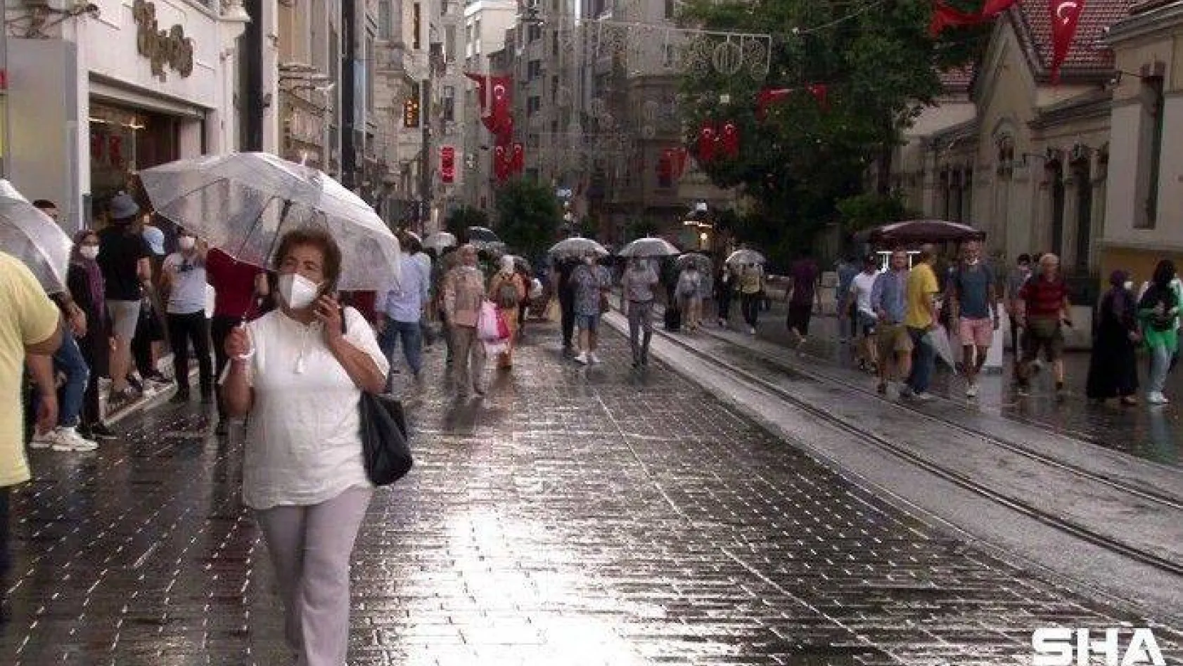 Kısıtlamasız ilk pazar günü Taksim'e çıkanlar yağmura yakalandı