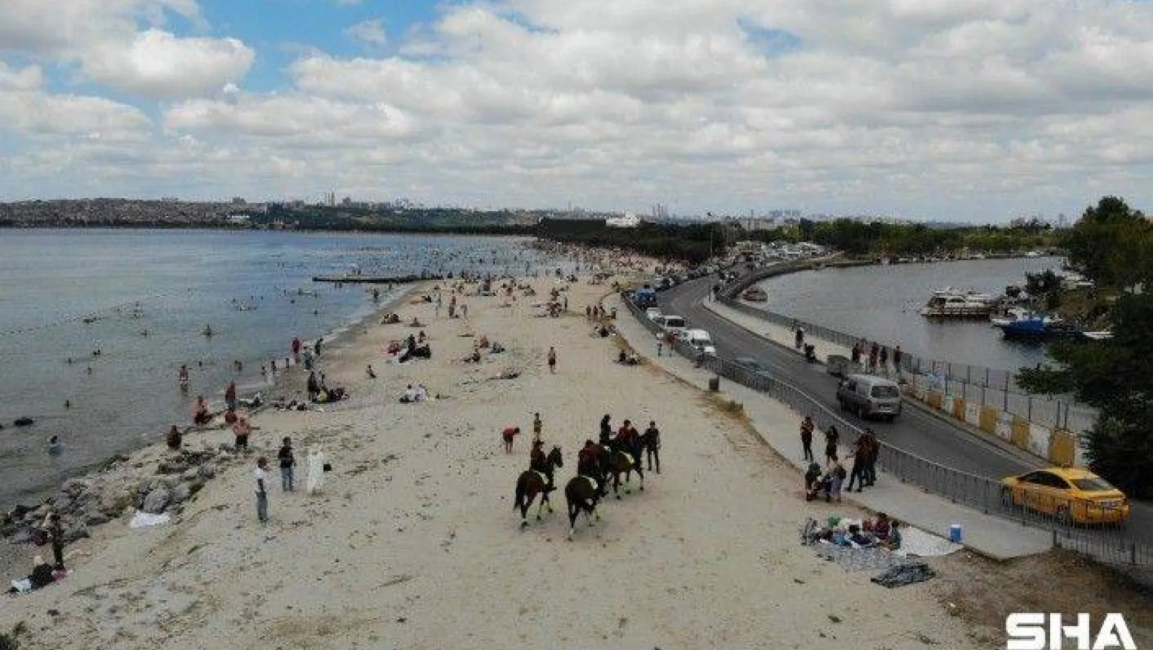 Küçükçekmece'de atlı polislerden Menekşe Plajı'nda bayram denetimi