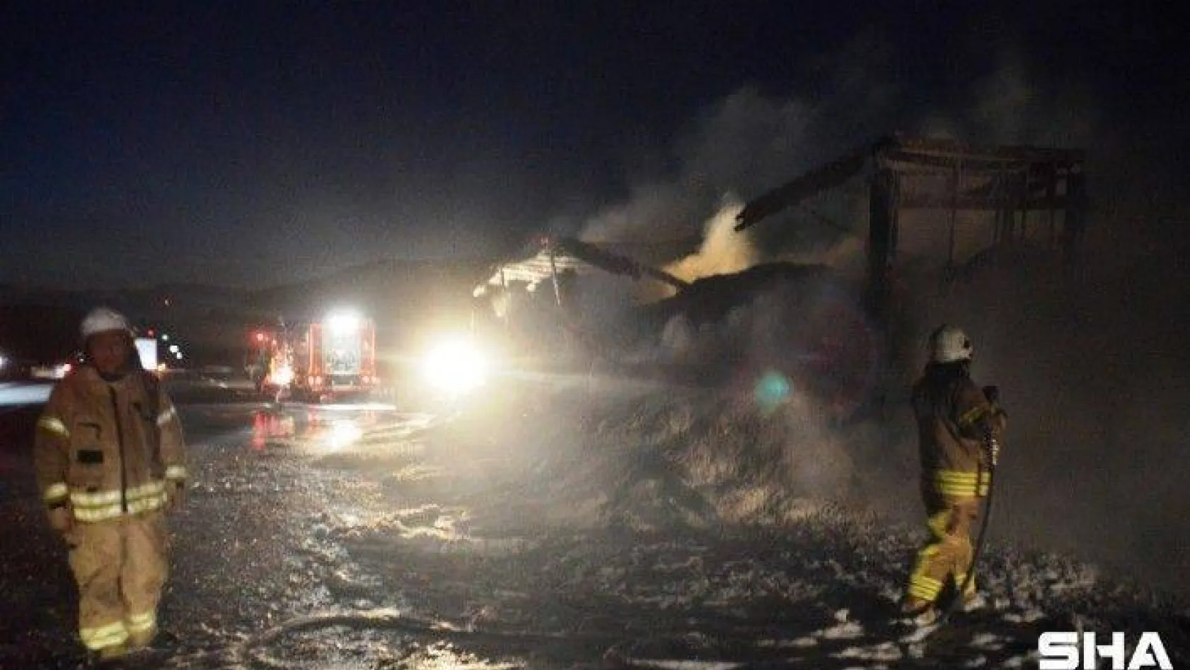 Kuzey Marmara Otoyolunda saman yüklü tır dorsesi yanarak kül oldu
