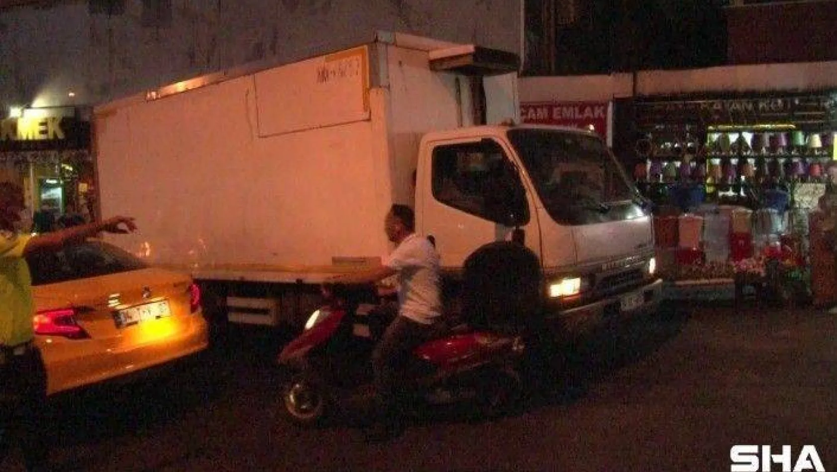 Maltepe'de freni boşalan kamyon araçlara çarptı: 2 yaralı
