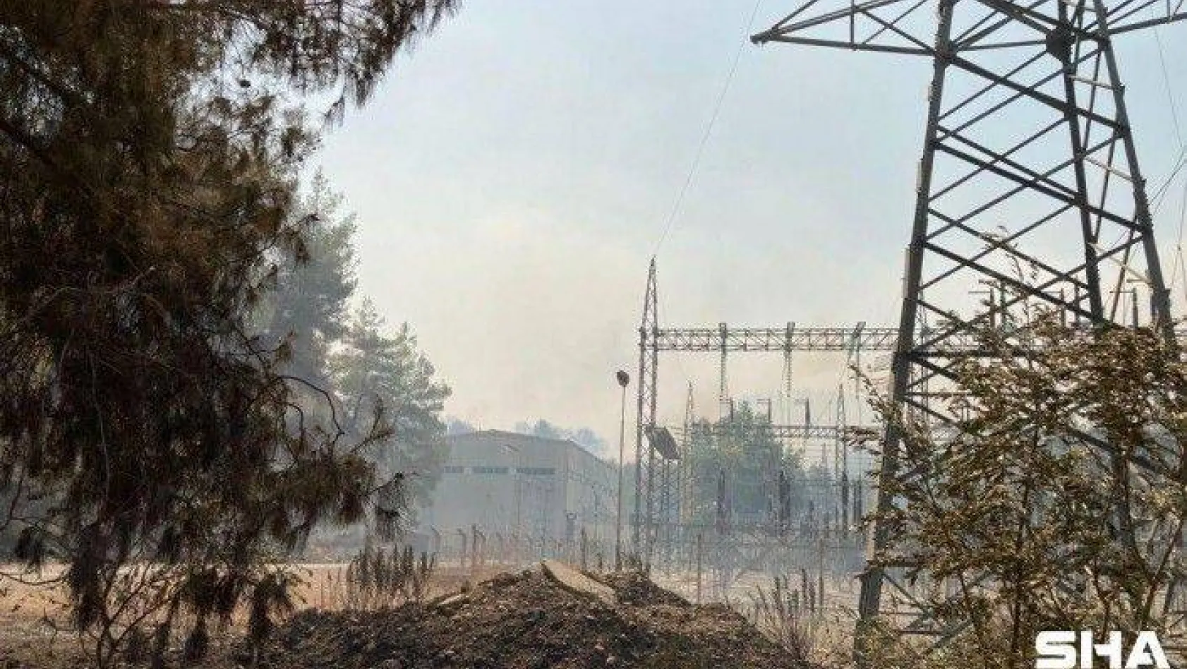 Manavgat'ta çıkan yangın elektrik santrali yakınlarına kadar geldi