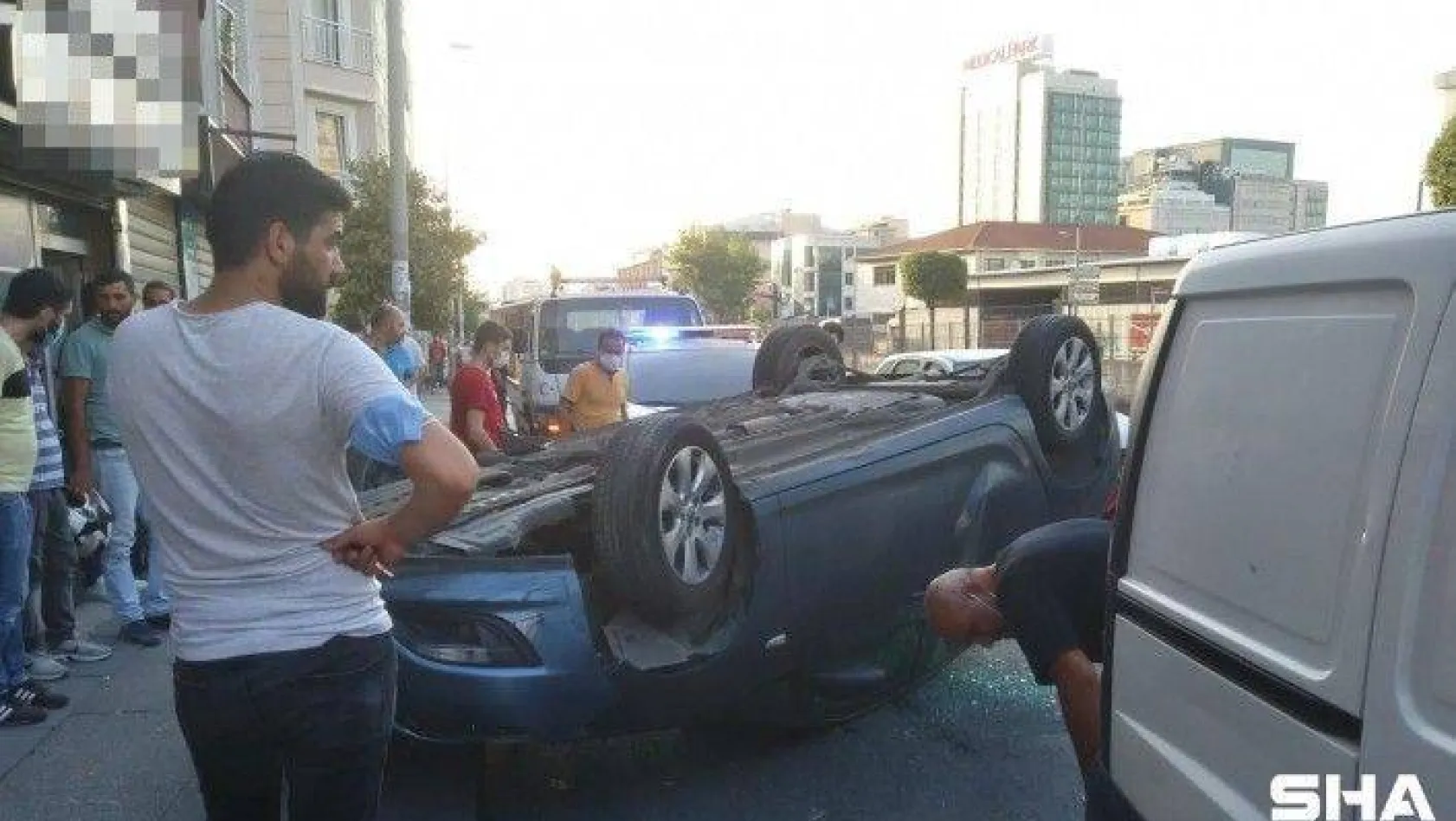 (Özel Haber) Bayrampaşa'da kontrolden çıkan araç takla attı: 1 yaralı