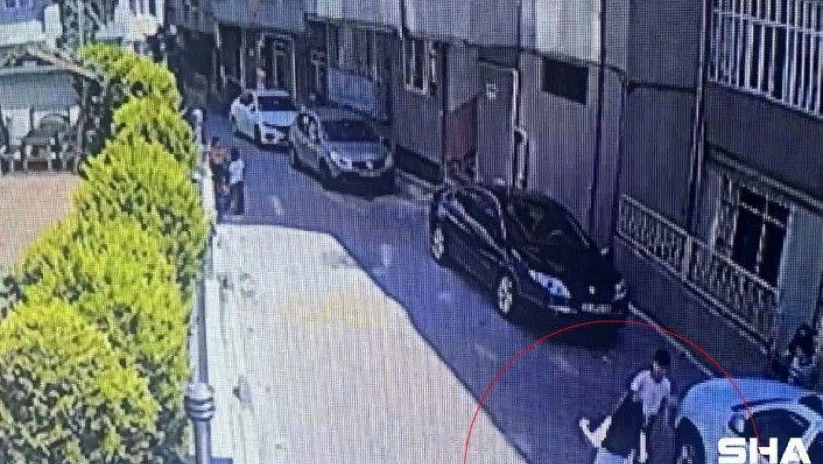 (Özel) İstanbul'da korku dolu anlar: Otomobil 10 yaşındaki kız çocuğunun bacaklarını ezdi