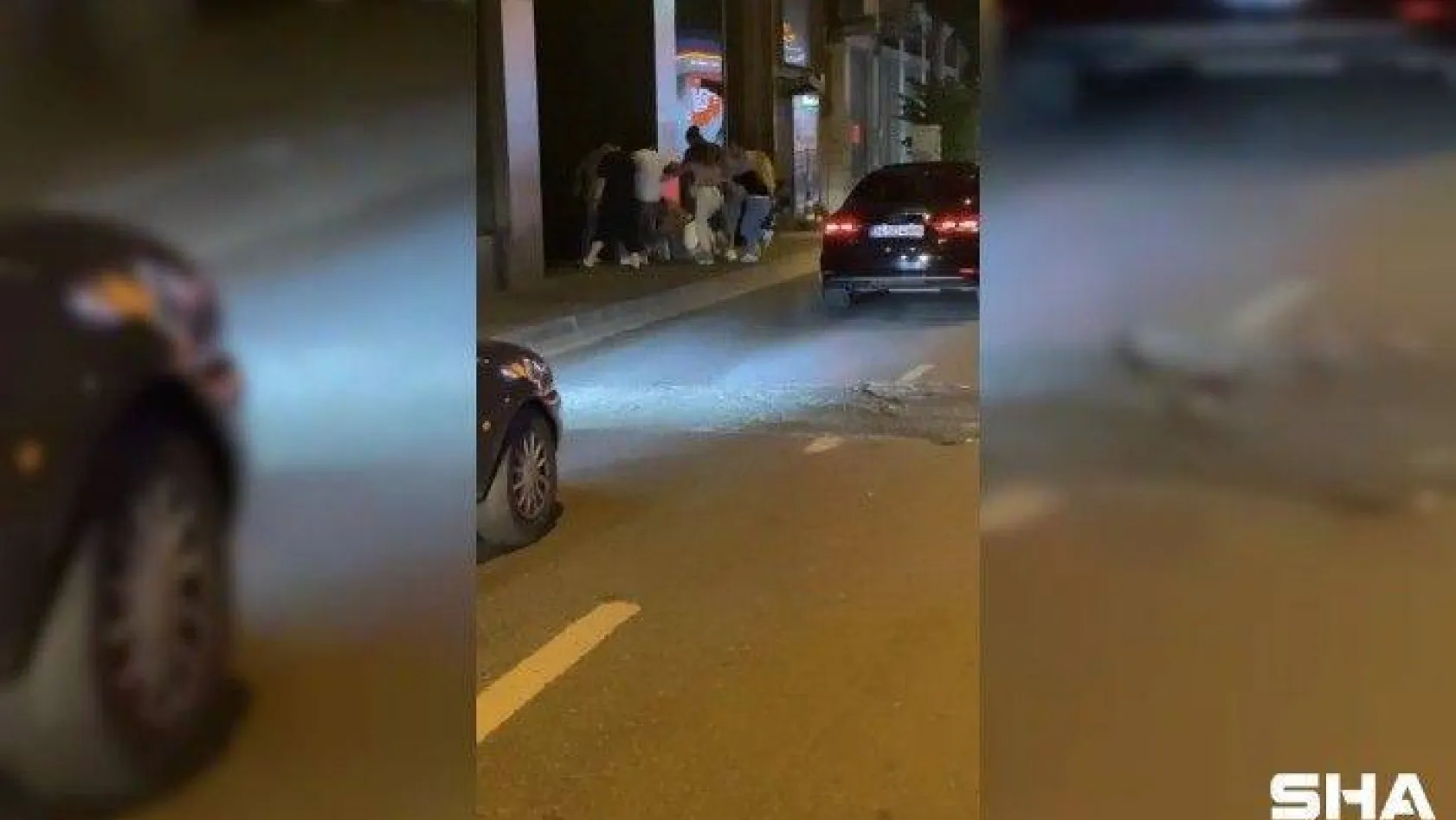 (Özel) İstanbul'un göbeğinde kadına şiddet anları kamerada: Kadını bir yumrukla yere serdi