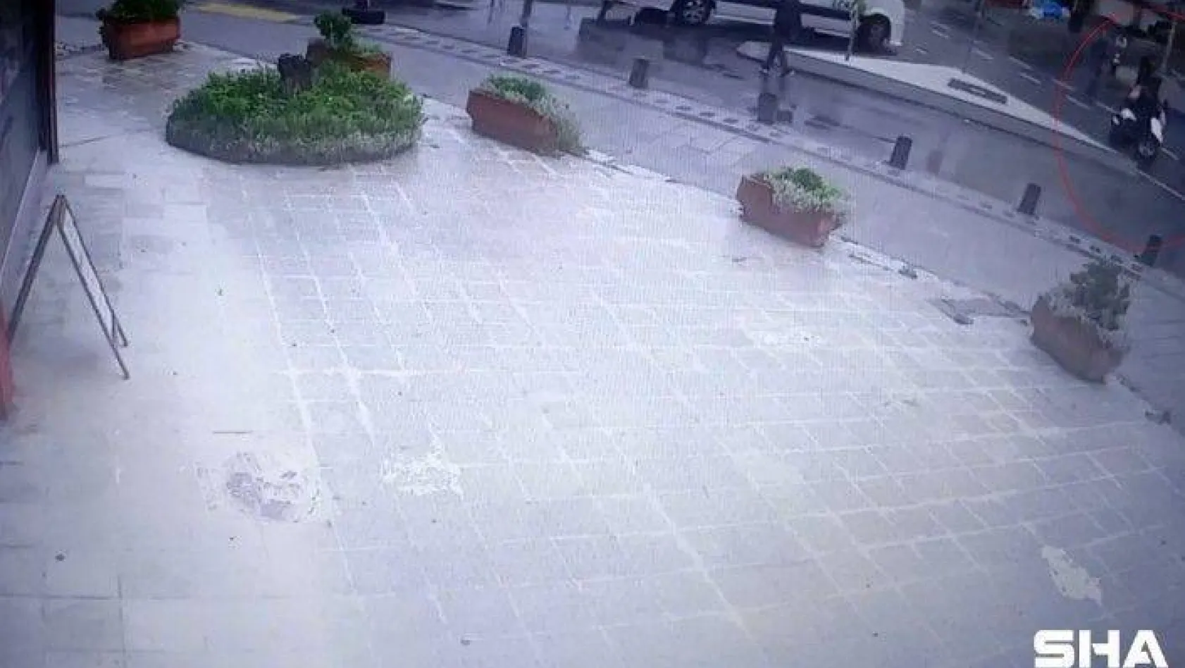 (Özel) Maltepe'de, motokuryenin çarptığı yaşlı adamın metrelerce savrulduğu kaza kamerada
