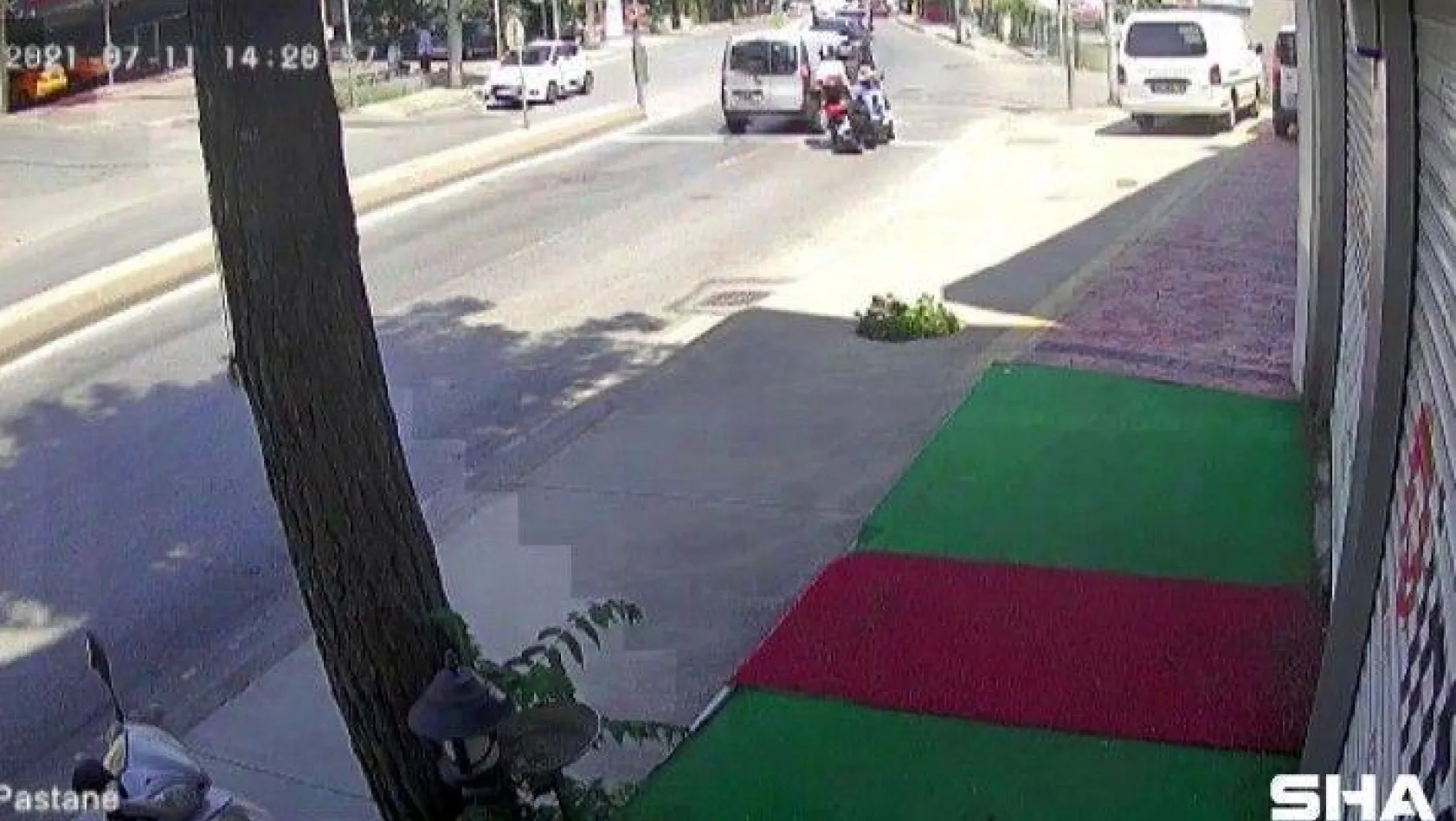 (Özel) Pendik'te otomobilin sıkıştırdığı motosikletlilerin kaza yaptığı anlar kamerada