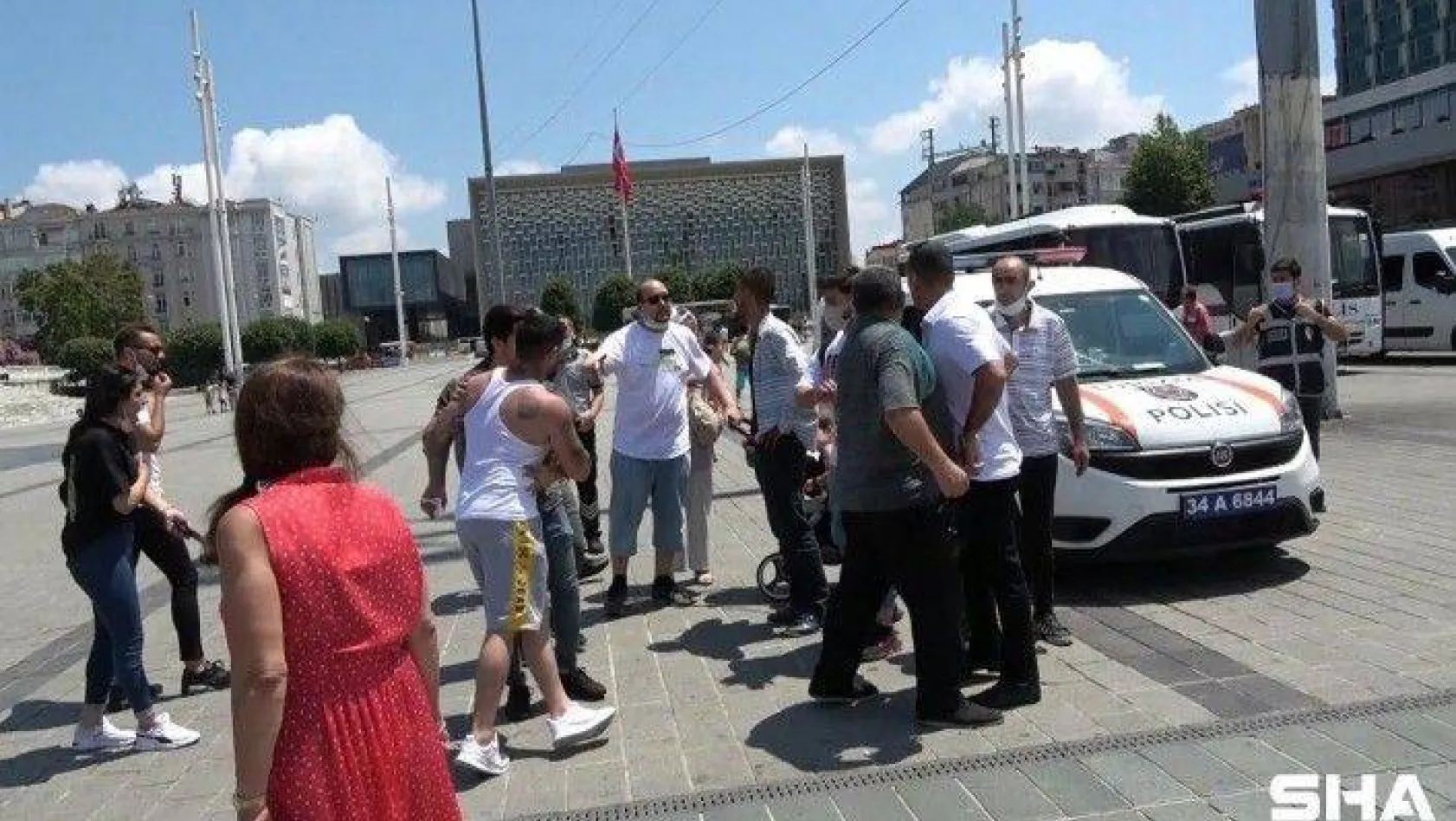 (Özel) Taksim Meydanı'nda olaylı asansör kavgası