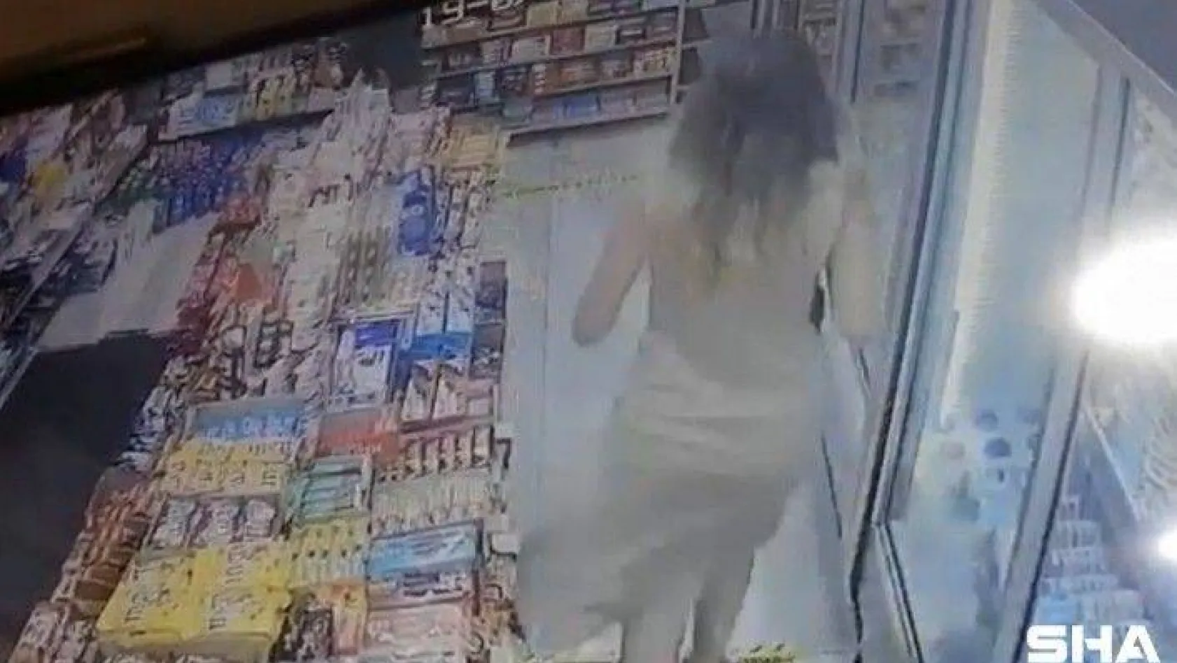 (Özel) Taksim'de kadını taciz eden şahsa dayak kamerada