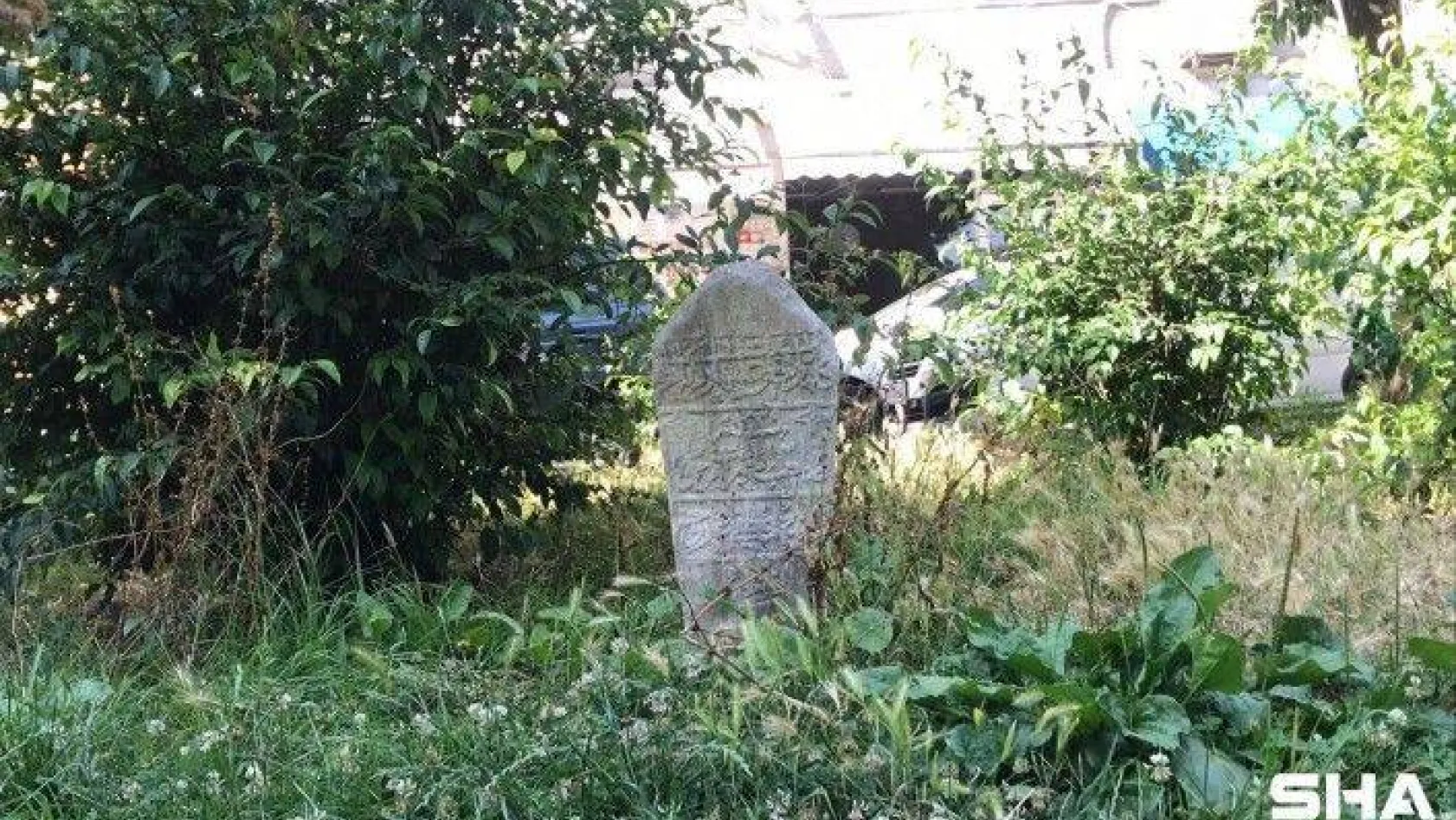 (Özel) Üsküdar'da parktaki kıble taşını görenler, mezar taşı sanıp şaşırıyor