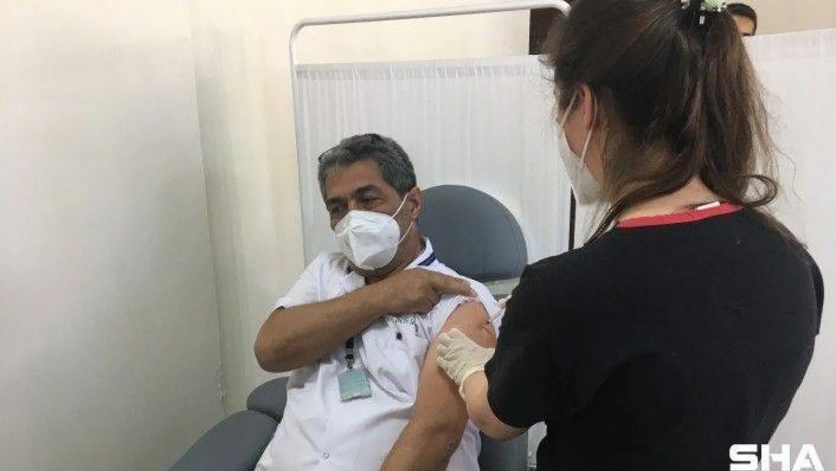 Sağlık çalışanları ve 50 yaş üzeri vatandaşlar için 3. doz aşı uygulaması başladı