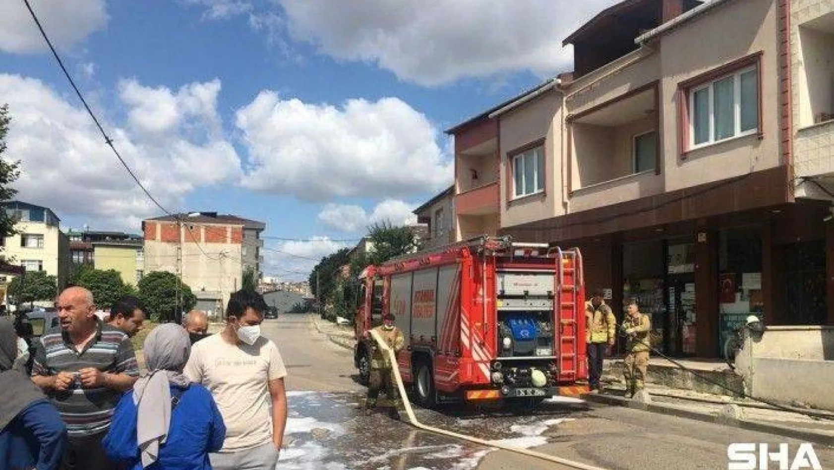 Sancaktepe'de bir evde çıkan yangında anne ve çocuğu dumandan etkilendi