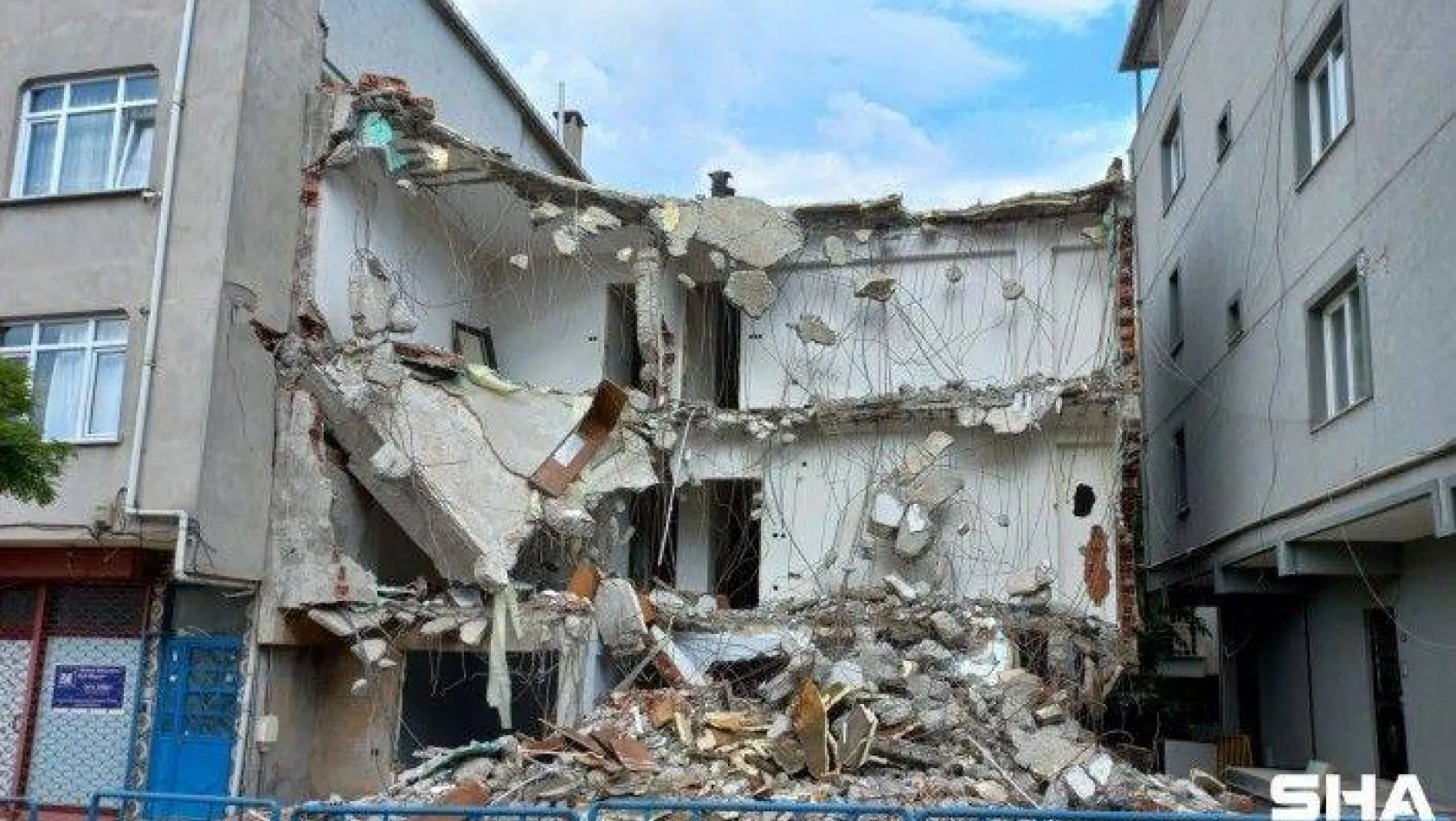 Sancaktepe'de yıkım sırasında zarar gören 4 katlı bina boşaltıldı