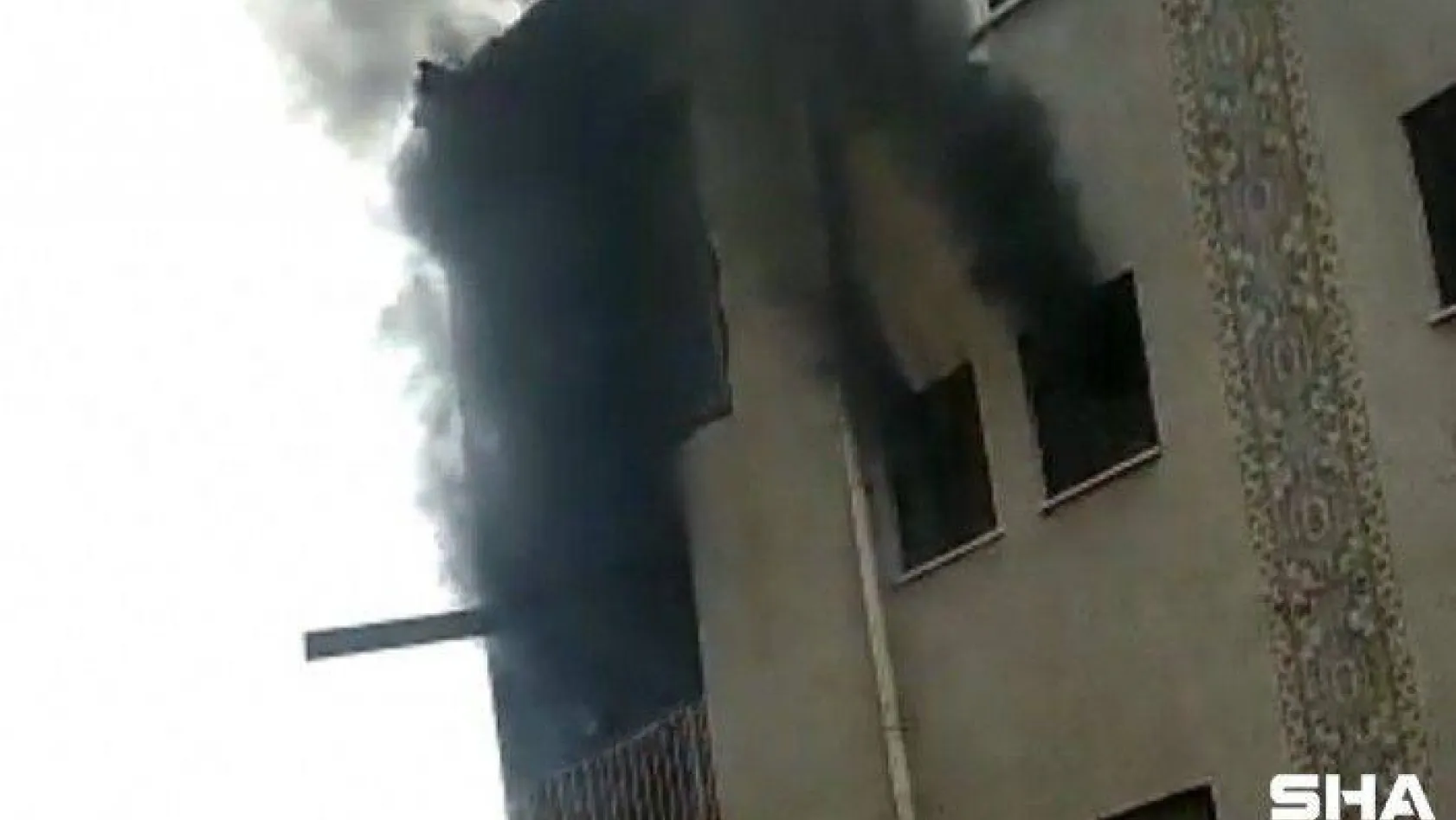 Seyrentepe'de koltuk atölyesindeki yangında çalışanlar yangın merdiveninde mahsur kaldı