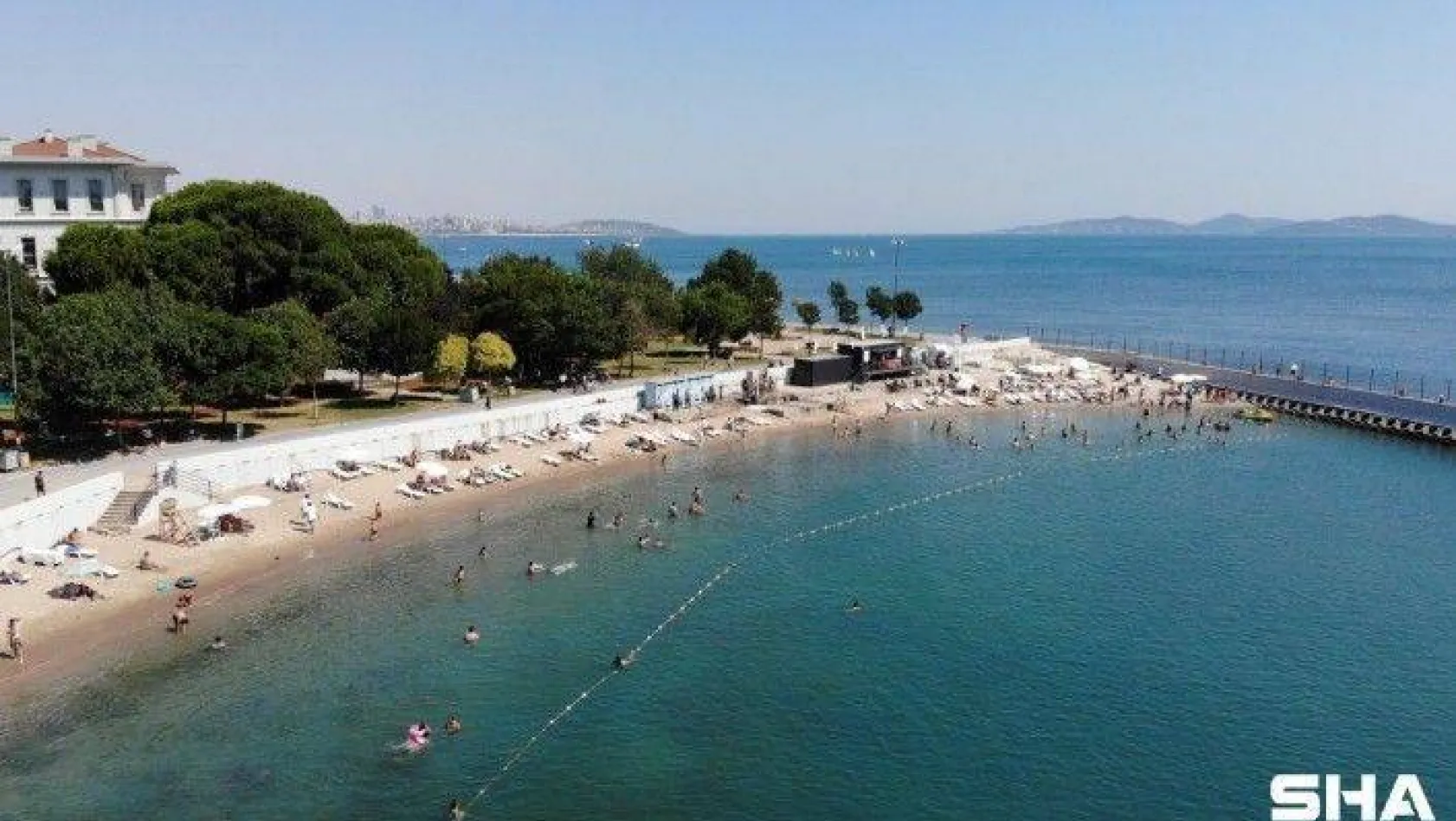 Sıcaktan bunalan vatandaşların denize girdiği Caddebostan plajı havadan görüntülendi