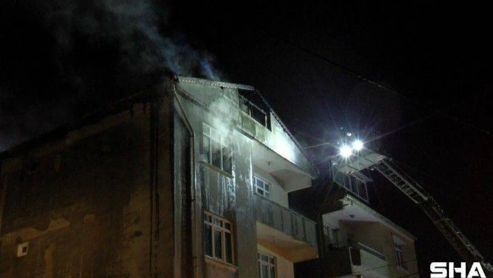 Sultanbeyli'de çatı yangını çıktı, mahalleli sokağa döküldü