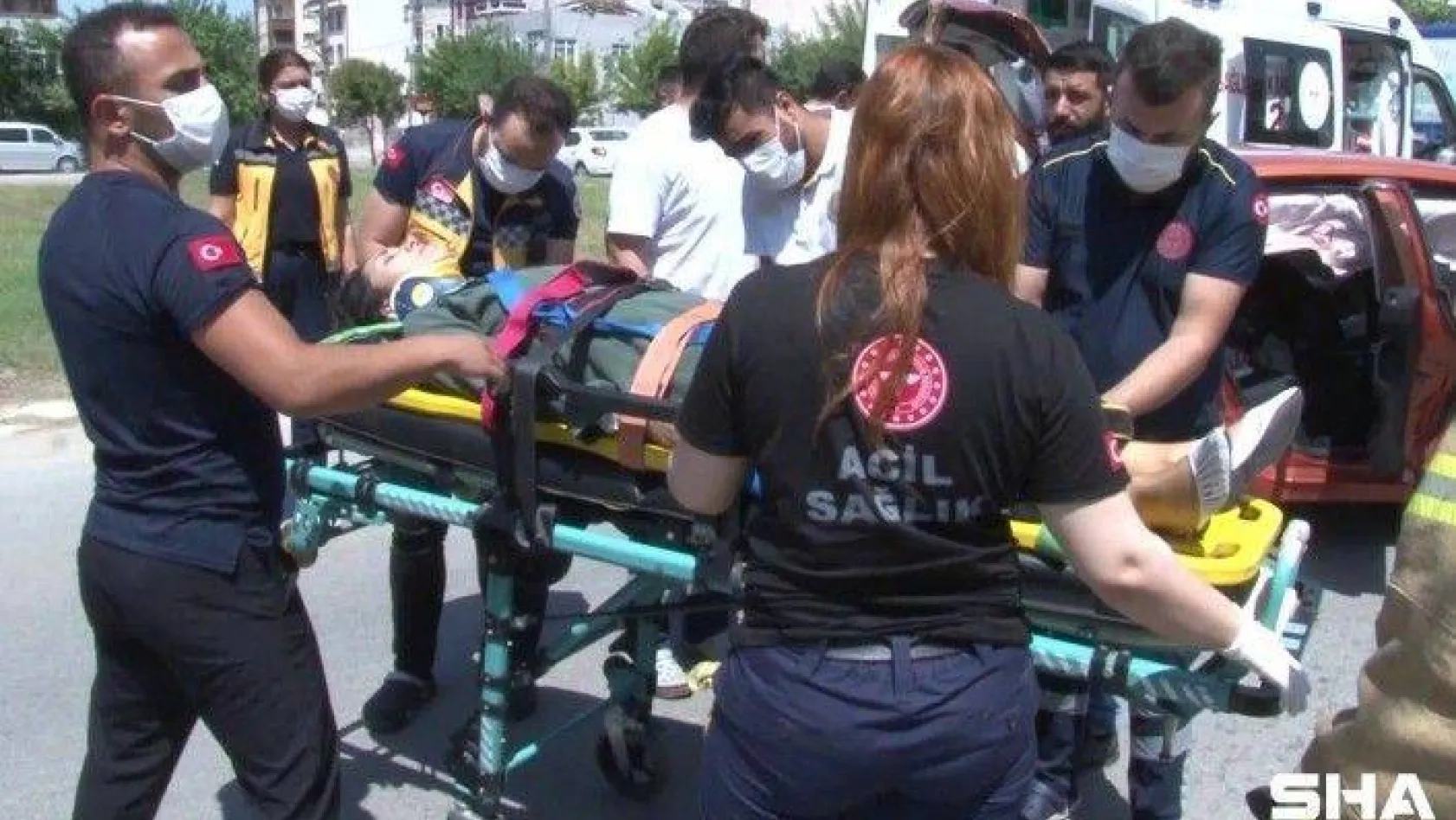 Sultanbeyli'de otomobil ile ticari taksi çarpıştı: 2 yaralı