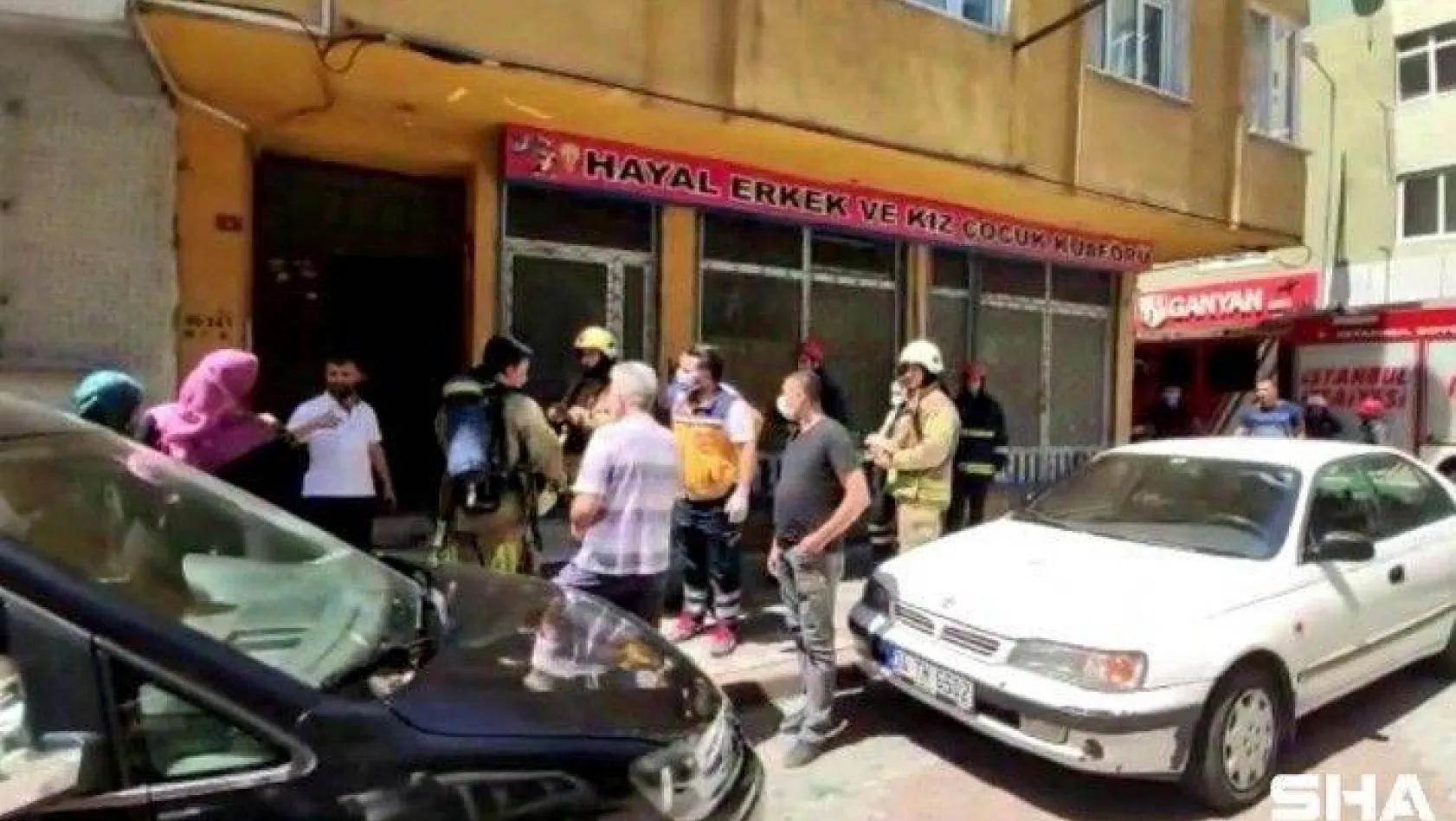 Sultangazi'de ocakta unutulan yemek nedeniyle yangın çıktı