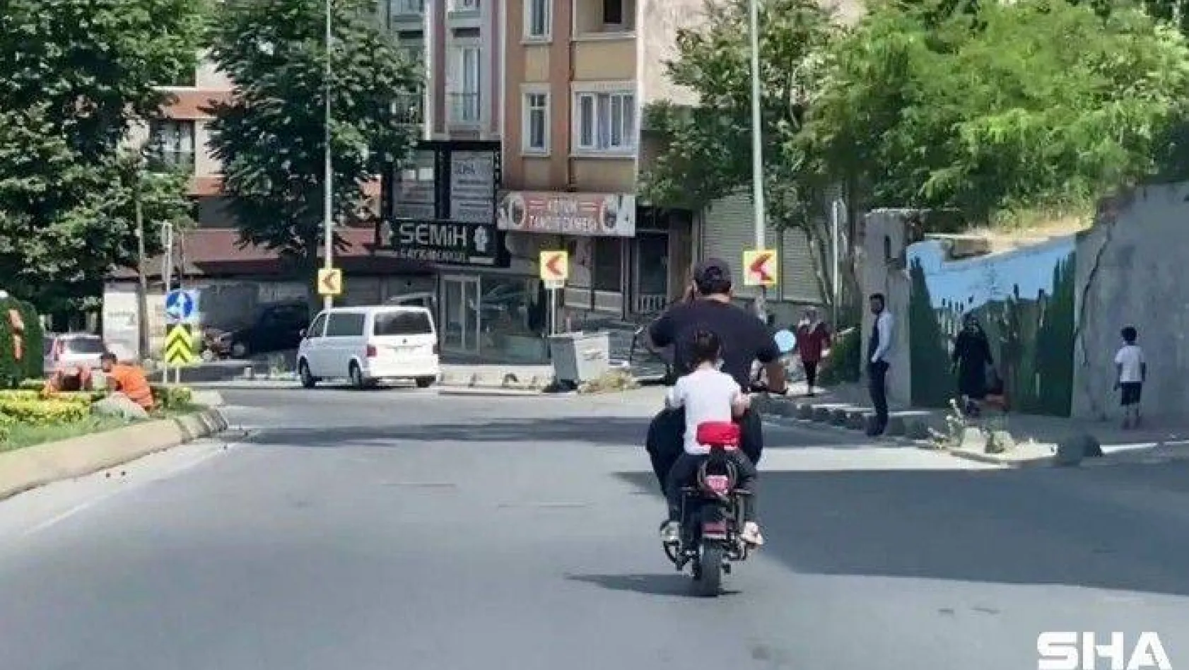Trafikte baba ve kızın tehlikeli yolcuğu kamerada